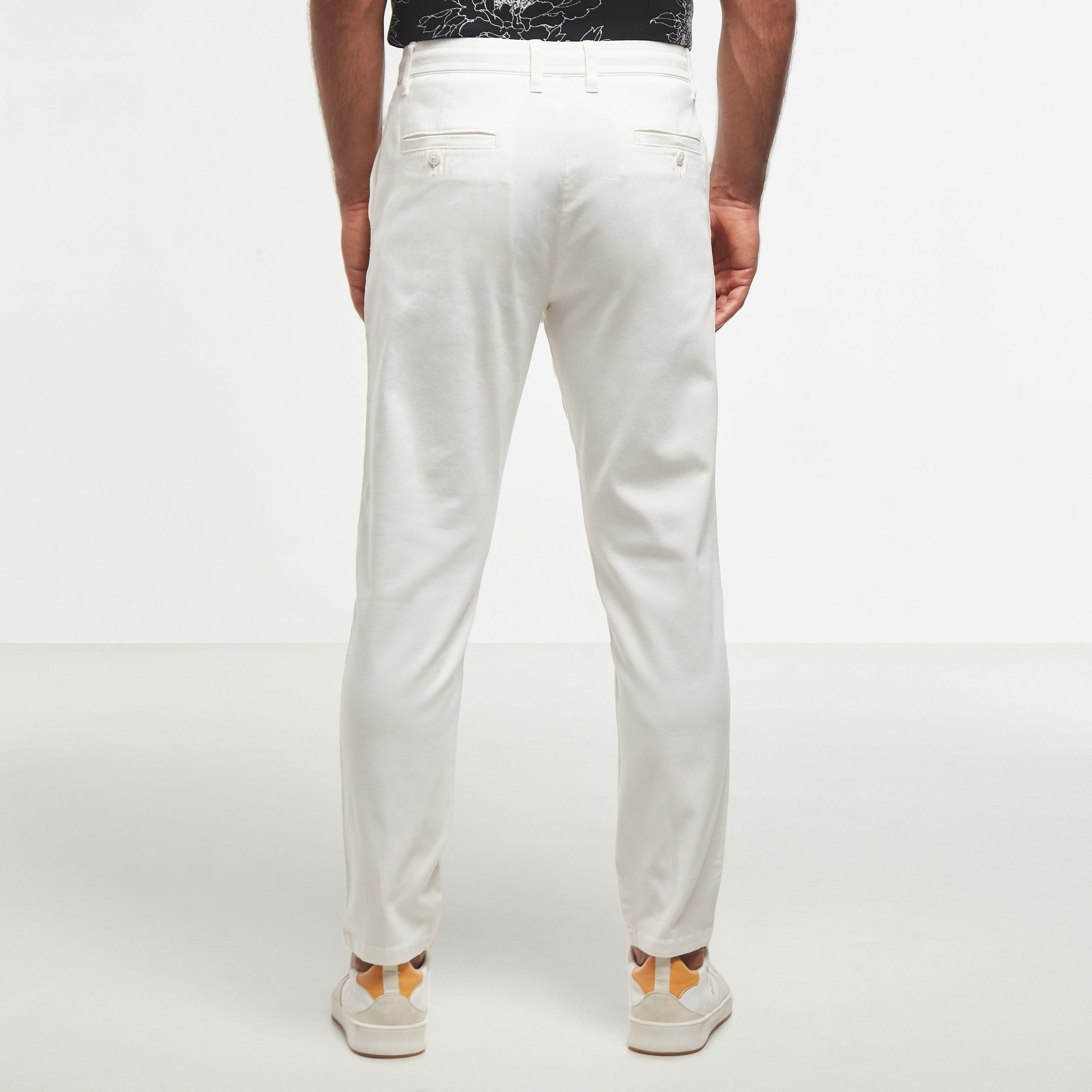بنطلون سادة بقصة مريحة برباط إغلاق وجيوب-men-clothing-bottoms-trousersandchinos-trousers-image-7