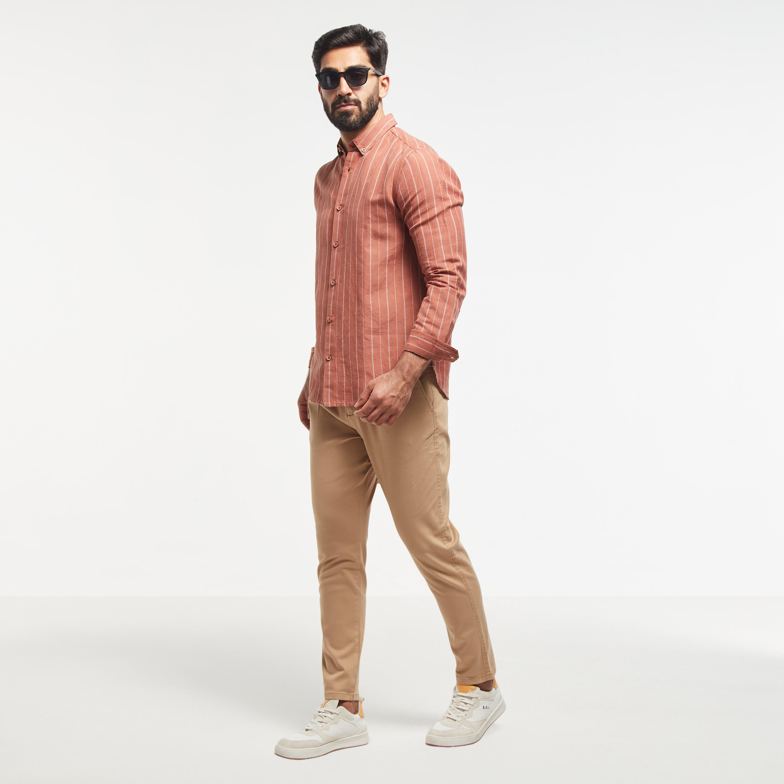 بنطلون سادة بقصة مريحة برباط إغلاق وجيوب-men-clothing-bottoms-trousersandchinos-trousers-image-2