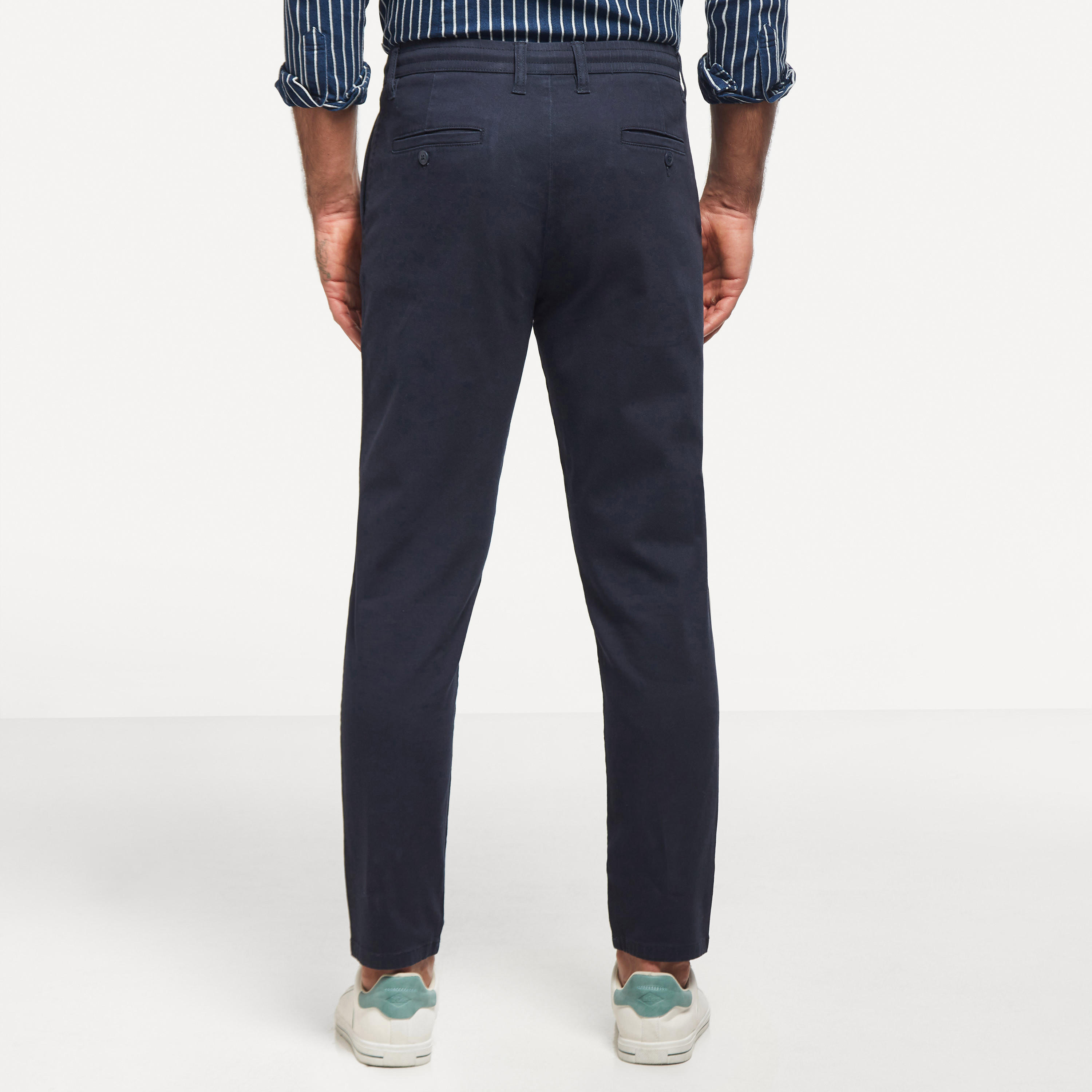 بنطلون سادة بقصة مريحة برباط إغلاق وجيوب-men-clothing-bottoms-trousersandchinos-trousers-image-11