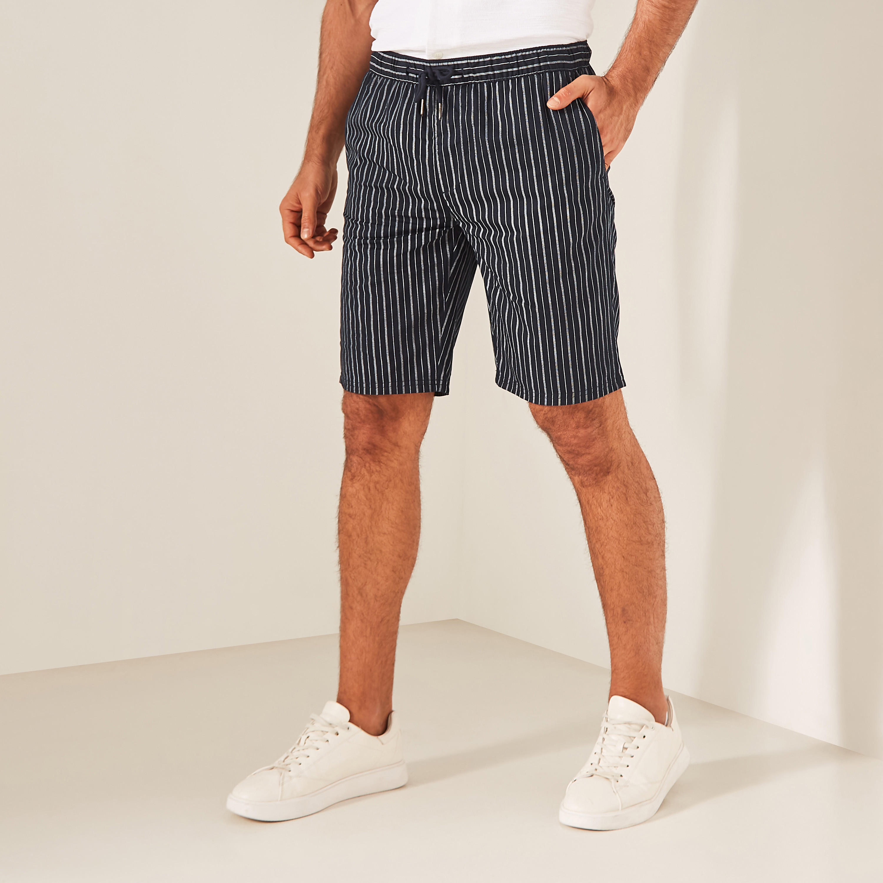 شورت مقلّم برباط إغلاق وجيوب-men-clothing-bottoms-shorts-image-1