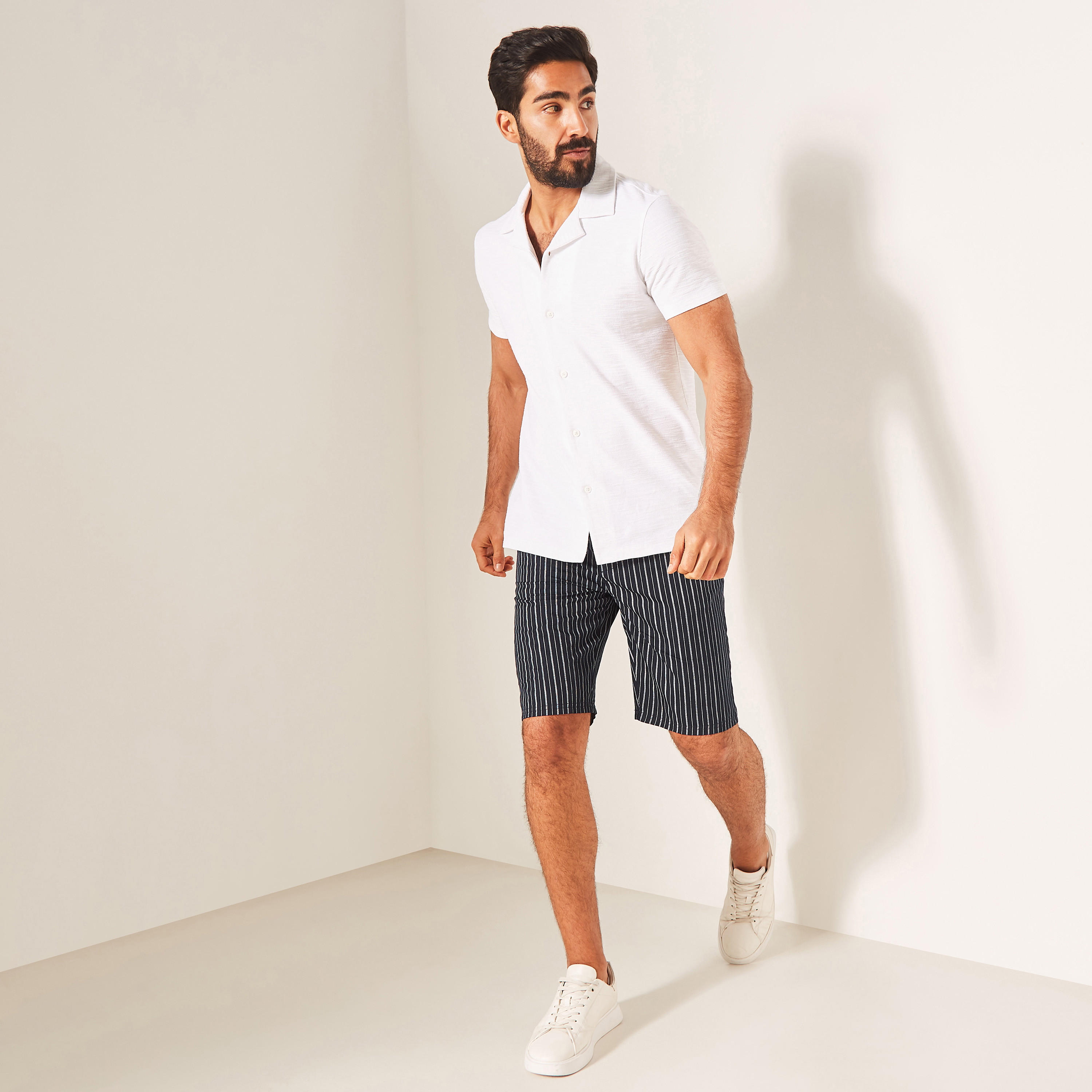 شورت مقلّم برباط إغلاق وجيوب-men-clothing-bottoms-shorts-image-2