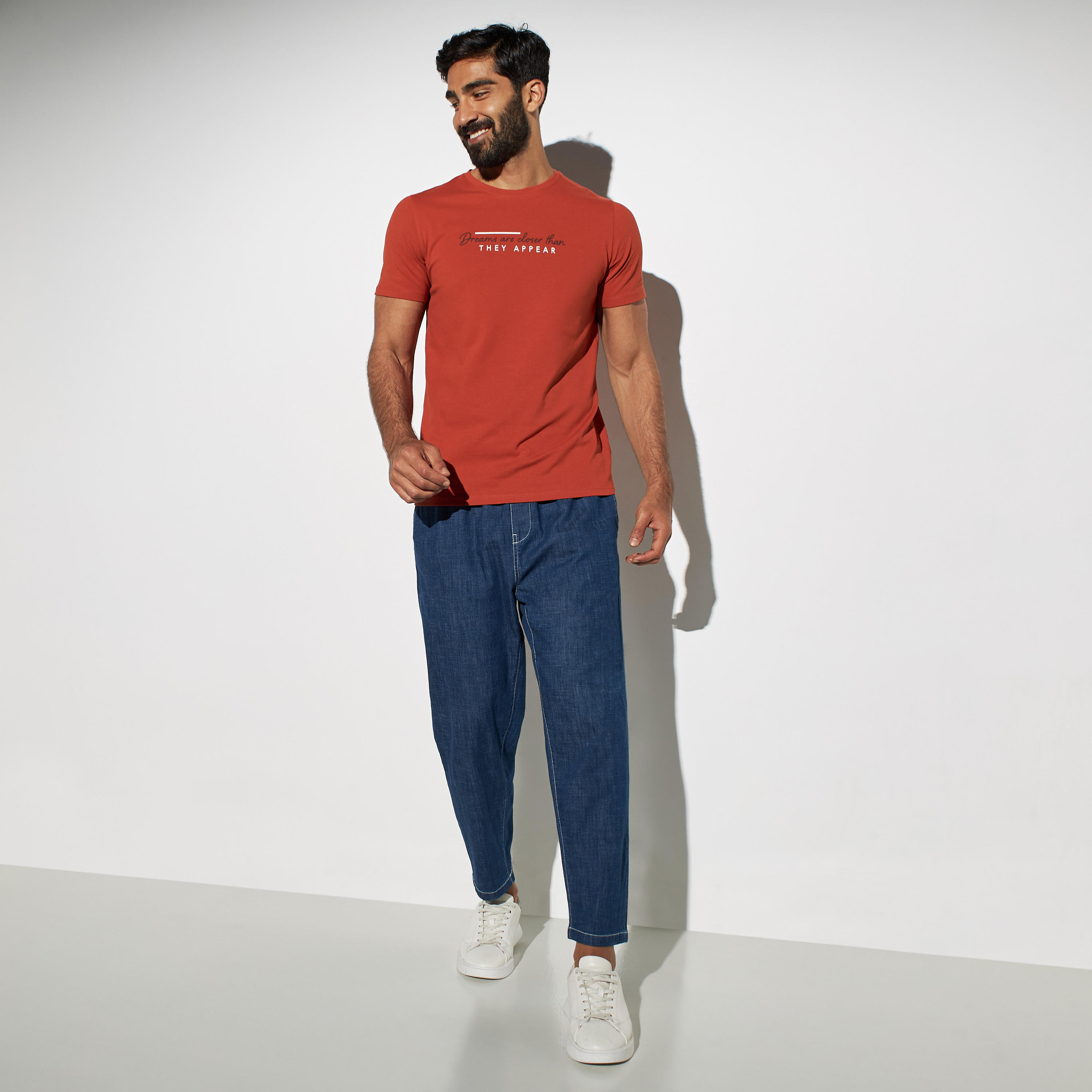 بنطلون دنيم سادة بقصّة عادية وخصر مطاطي وجيوب-men-clothing-bottoms-trousersandchinos-trousers-image-1