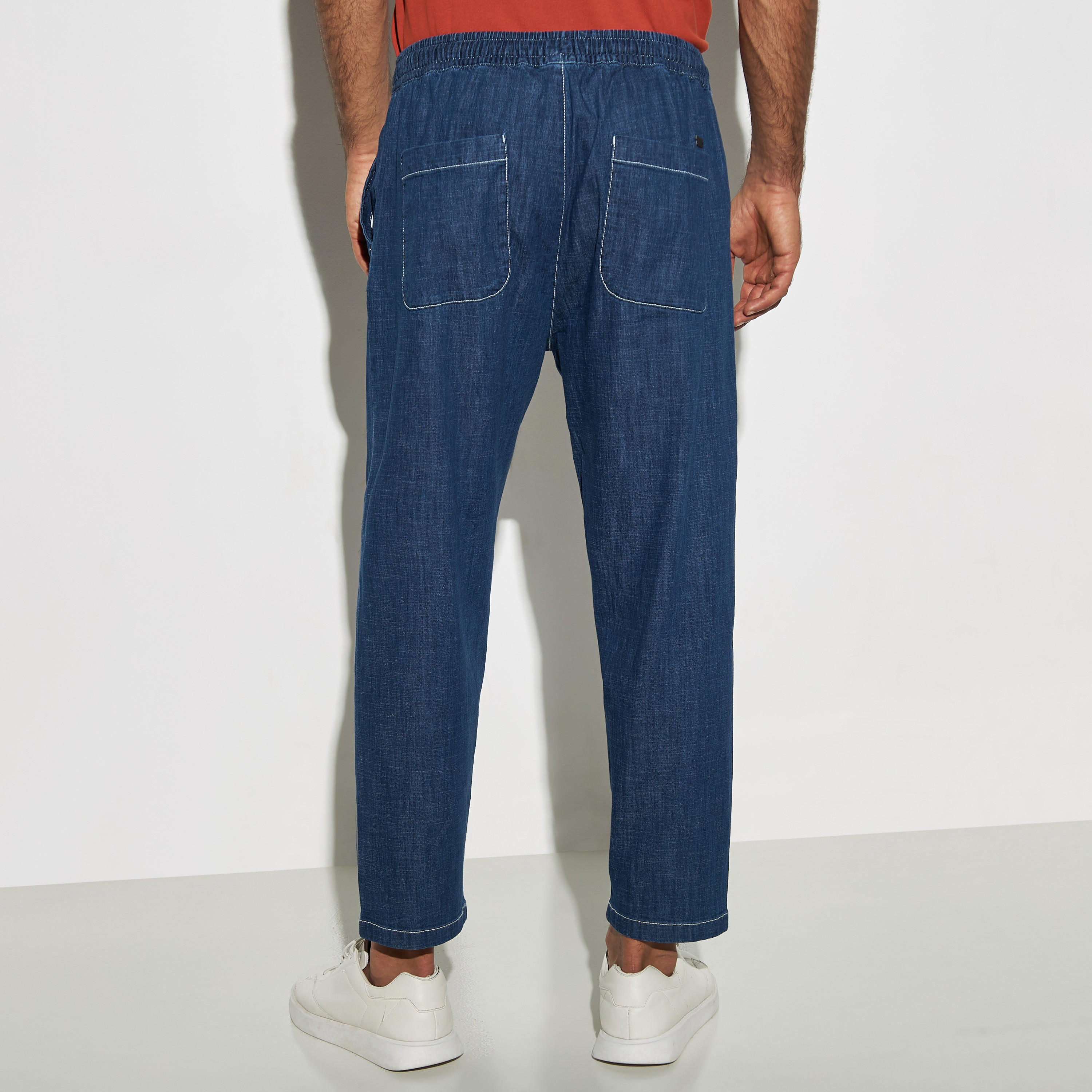بنطلون دنيم سادة بقصّة عادية وخصر مطاطي وجيوب-men-clothing-bottoms-trousersandchinos-trousers-image-3