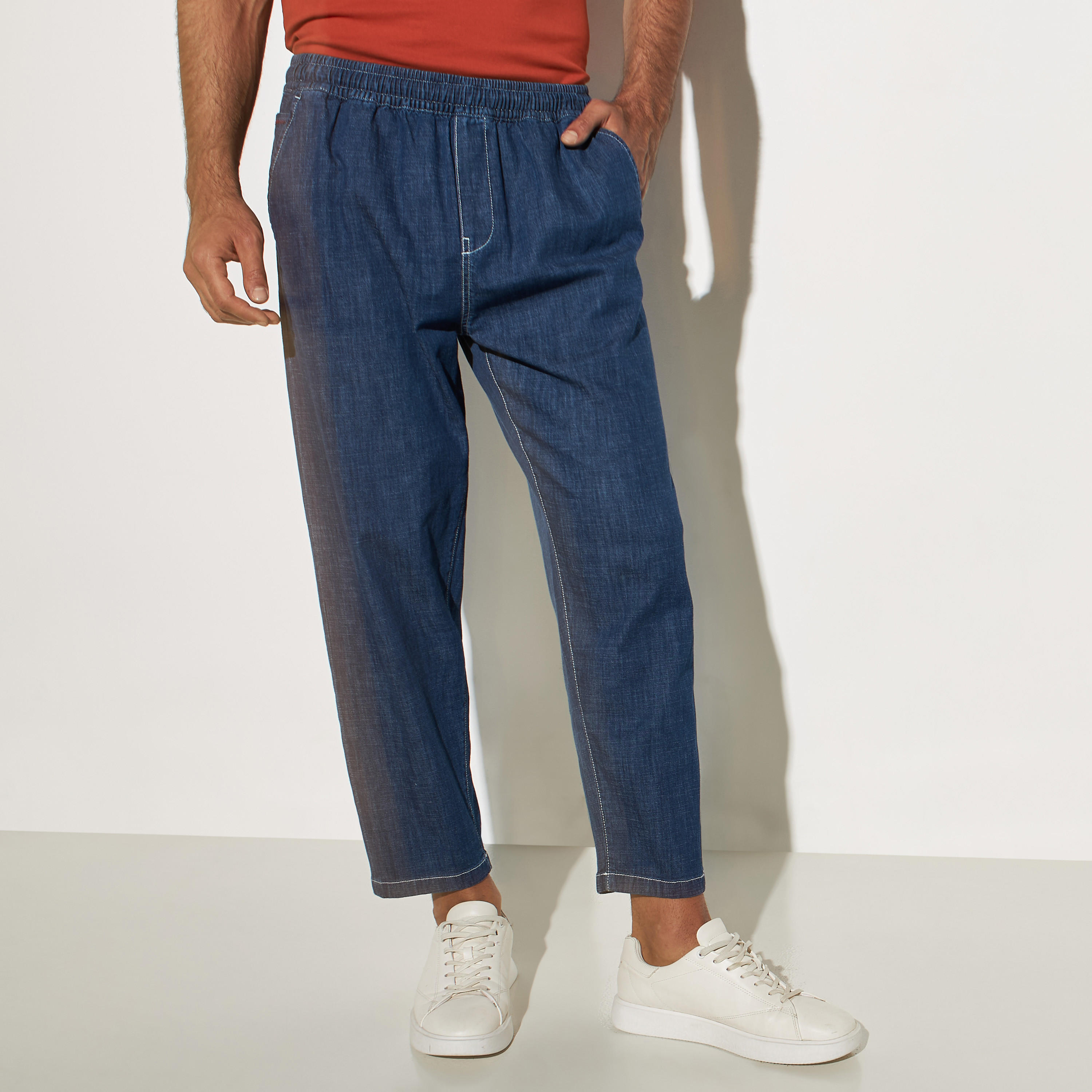 بنطلون دنيم سادة بقصّة عادية وخصر مطاطي وجيوب-men-clothing-bottoms-trousersandchinos-trousers-image-4