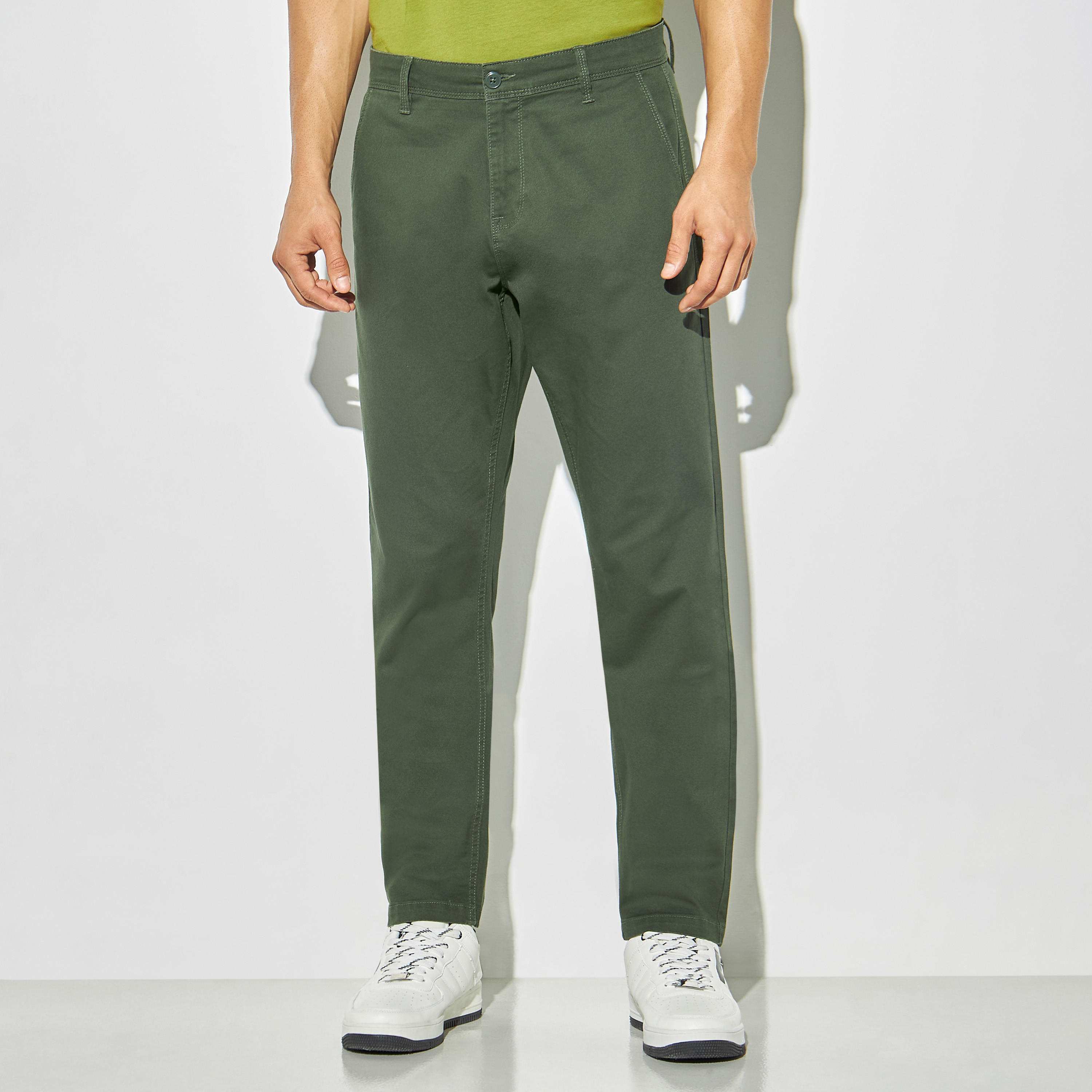 بنطلون شينو سادة بقصّة عادية مع جيوب-men-clothing-bottoms-trousersandchinos-chinos-image-4