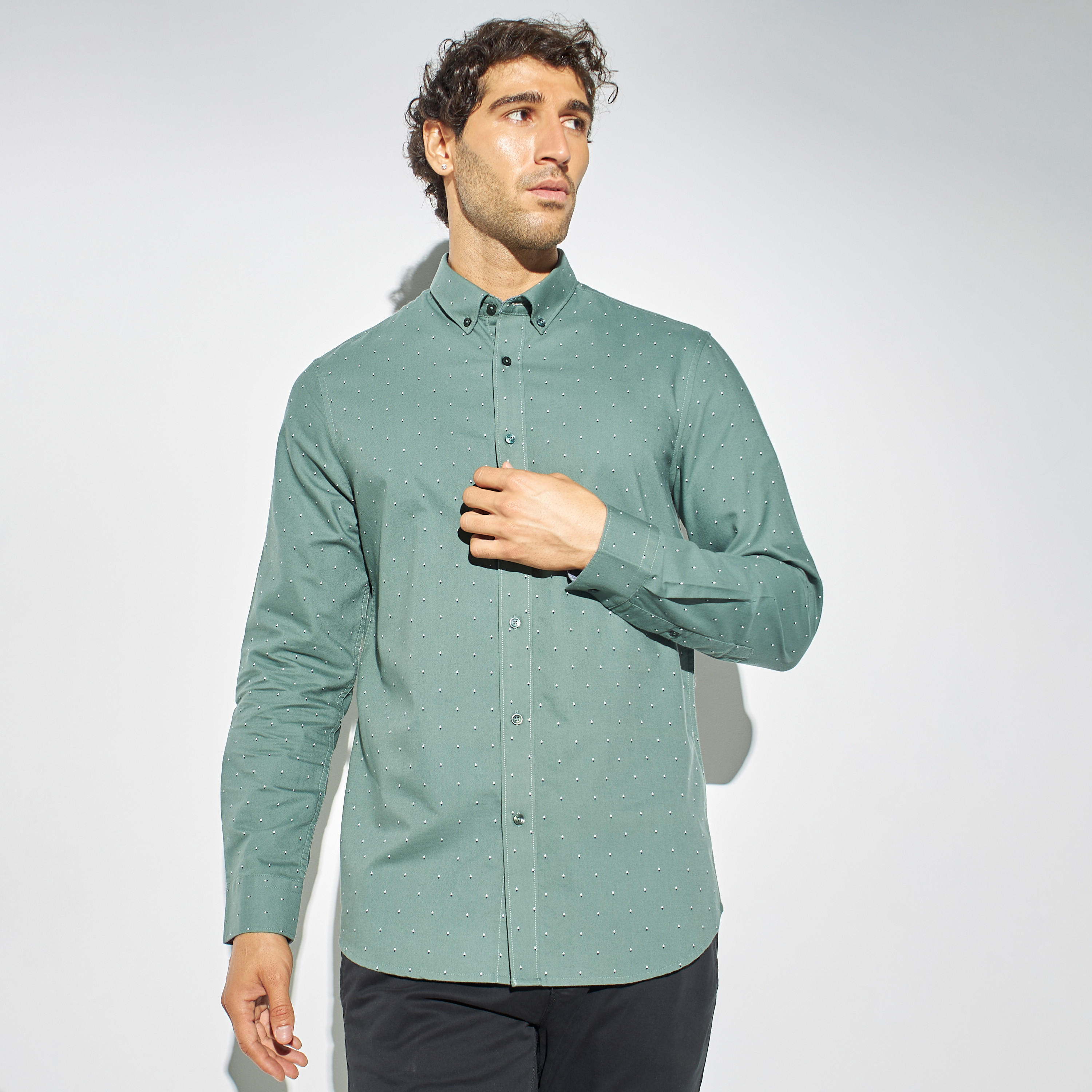 قميص أكسفورد بأكمام طويلة ووصلة أزرار وطبعات-men-clothing-shirts-image-1