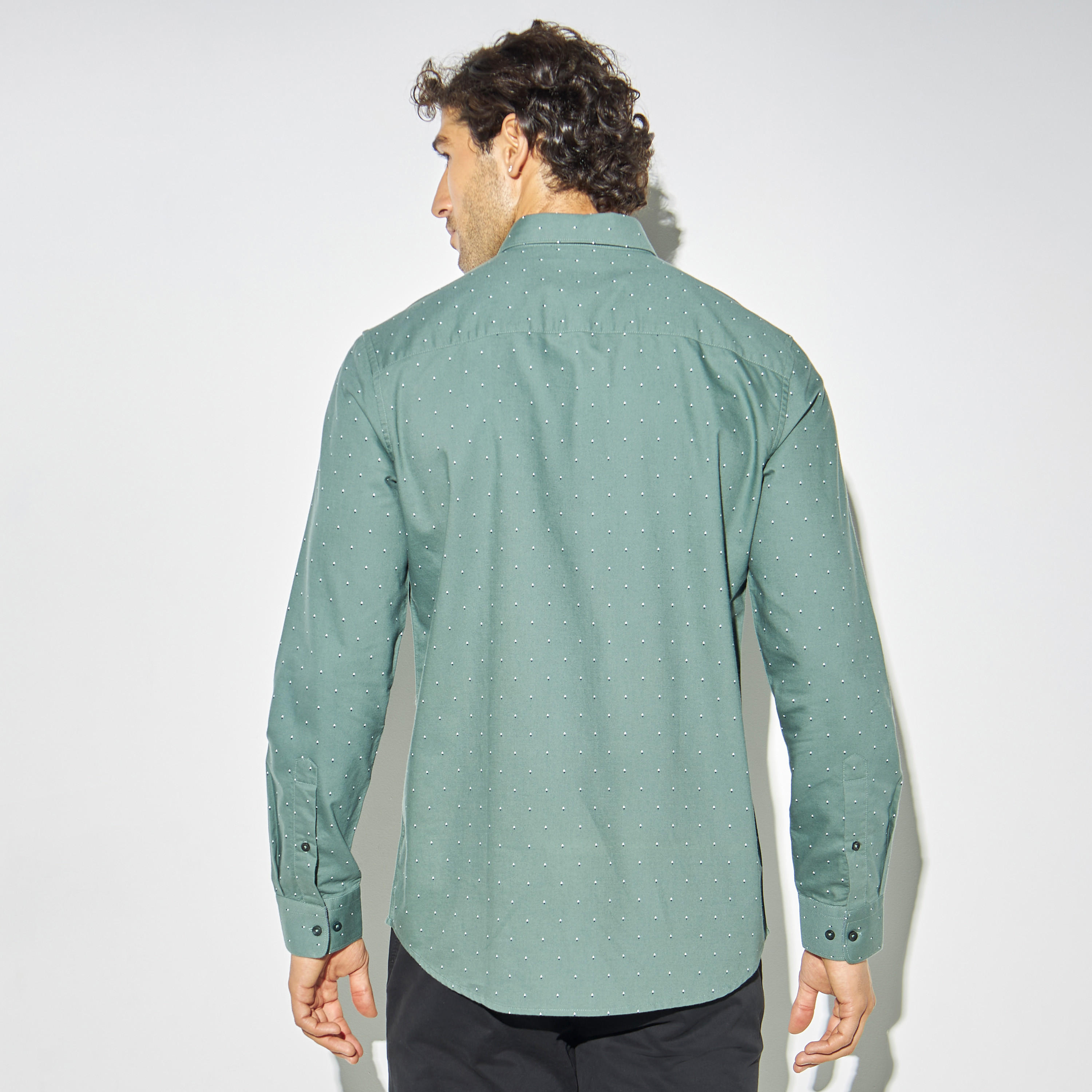 قميص أكسفورد بأكمام طويلة ووصلة أزرار وطبعات-men-clothing-shirts-image-3