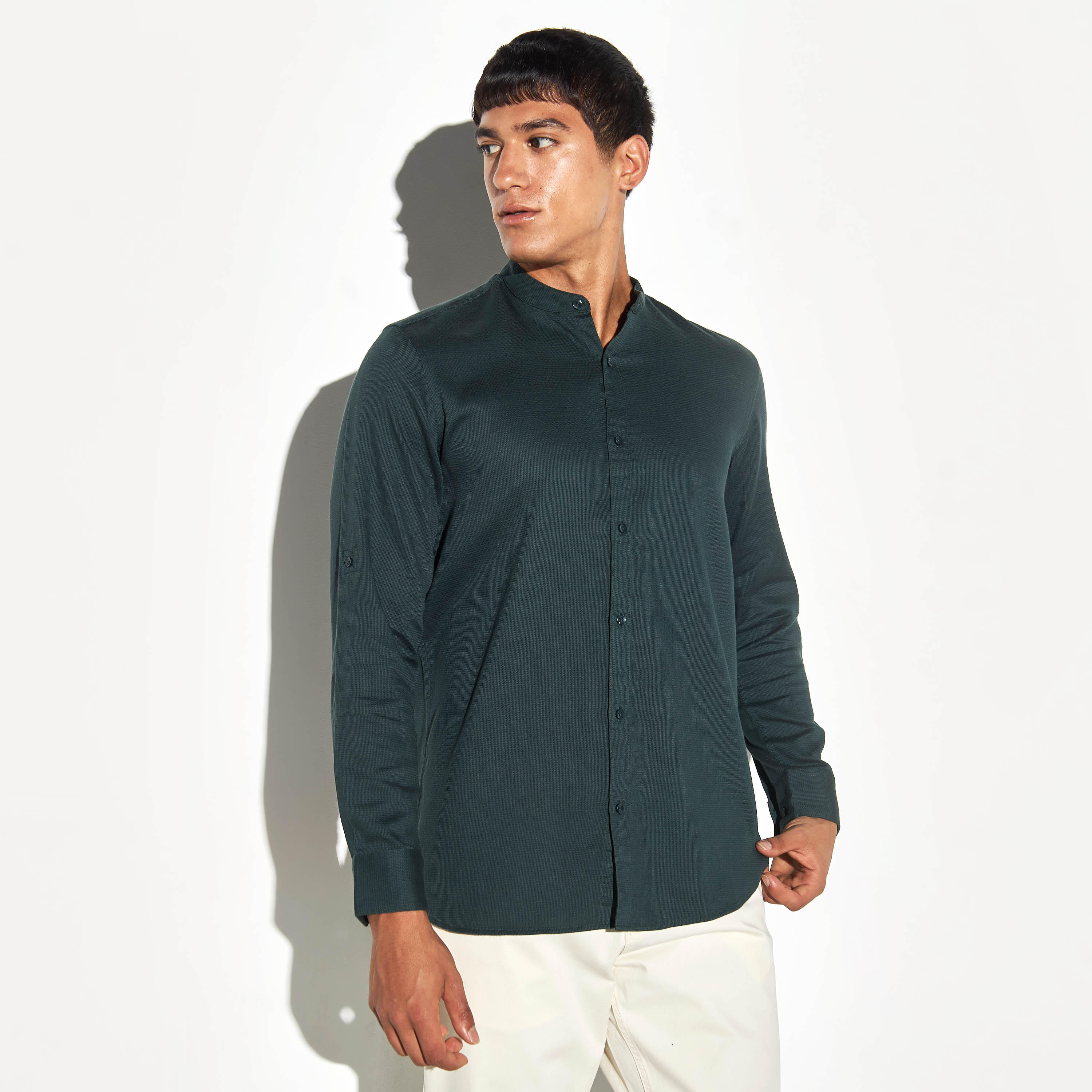قميص بارز الملمس بياقة ماندارين وأكمام ملفوفة-men-clothing-shirts-image-4
