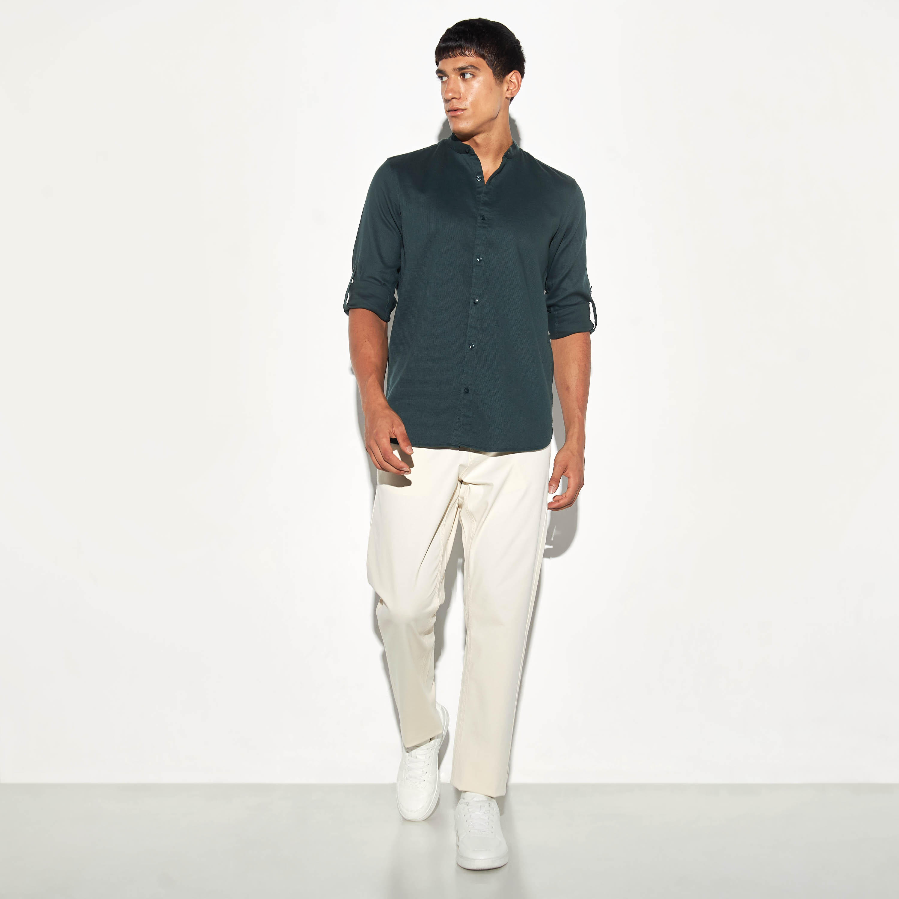 قميص بارز الملمس بياقة ماندارين وأكمام ملفوفة-men-clothing-shirts-image-3