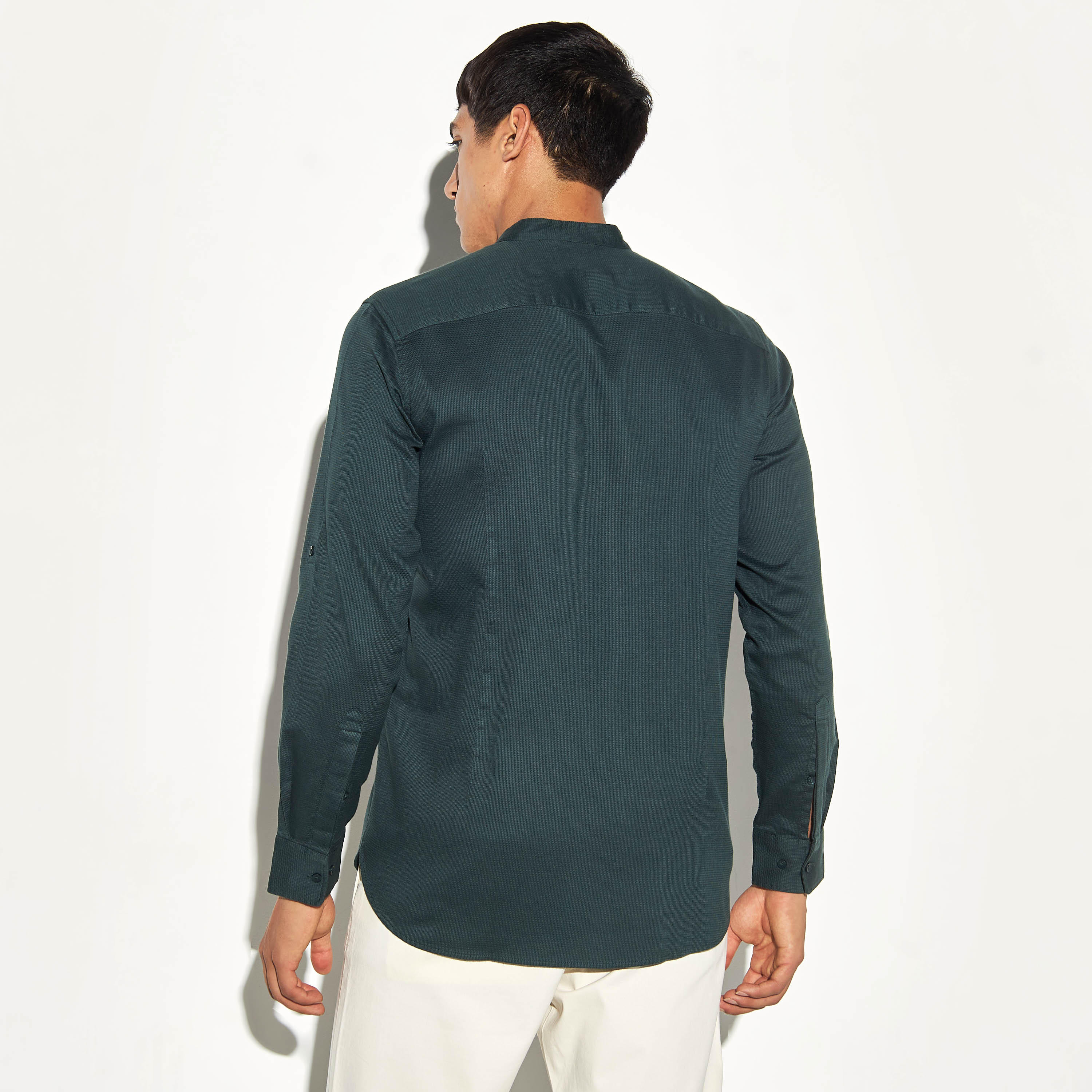 قميص بارز الملمس بياقة ماندارين وأكمام ملفوفة-men-clothing-shirts-image-2