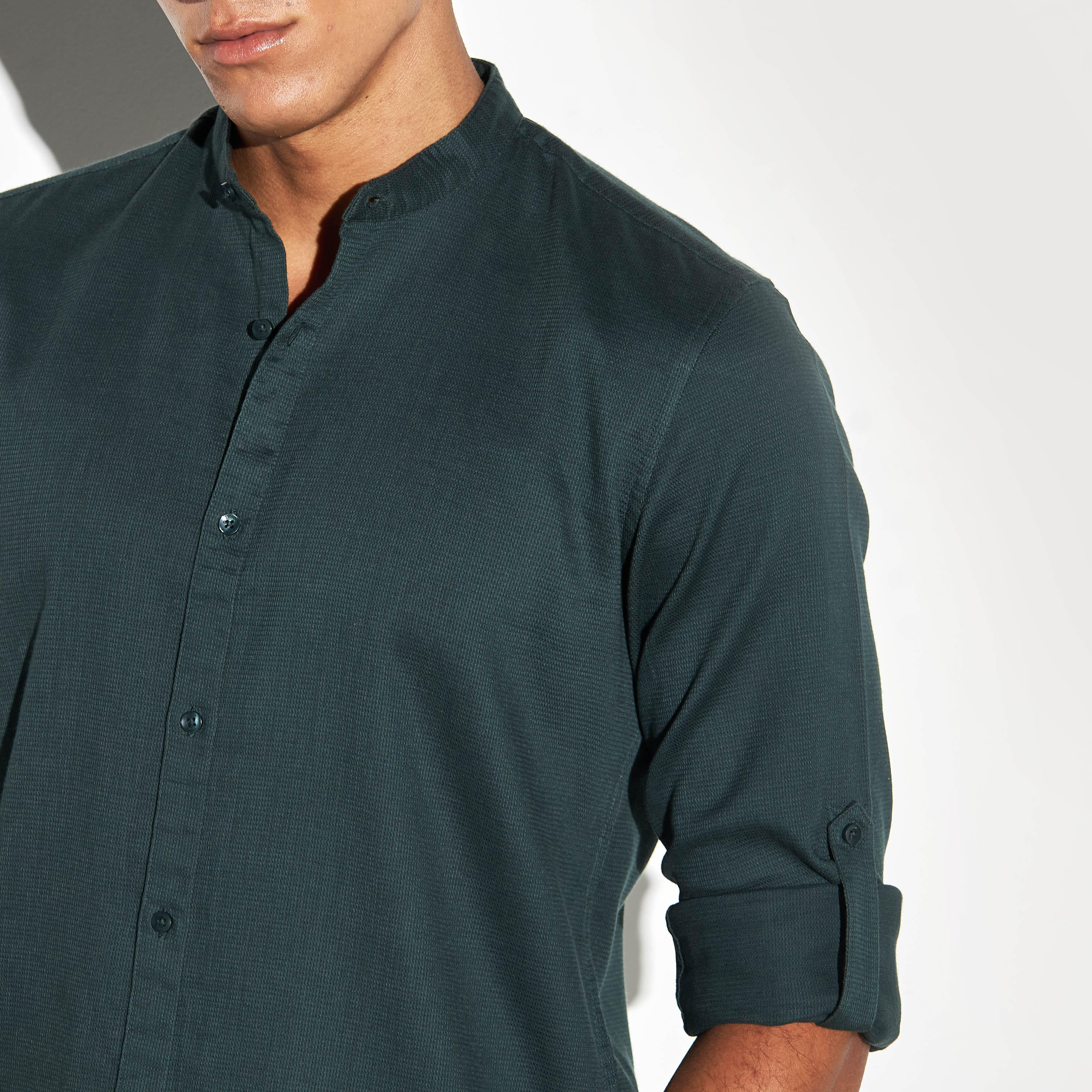 قميص بارز الملمس بياقة ماندارين وأكمام ملفوفة-men-clothing-shirts-image-1