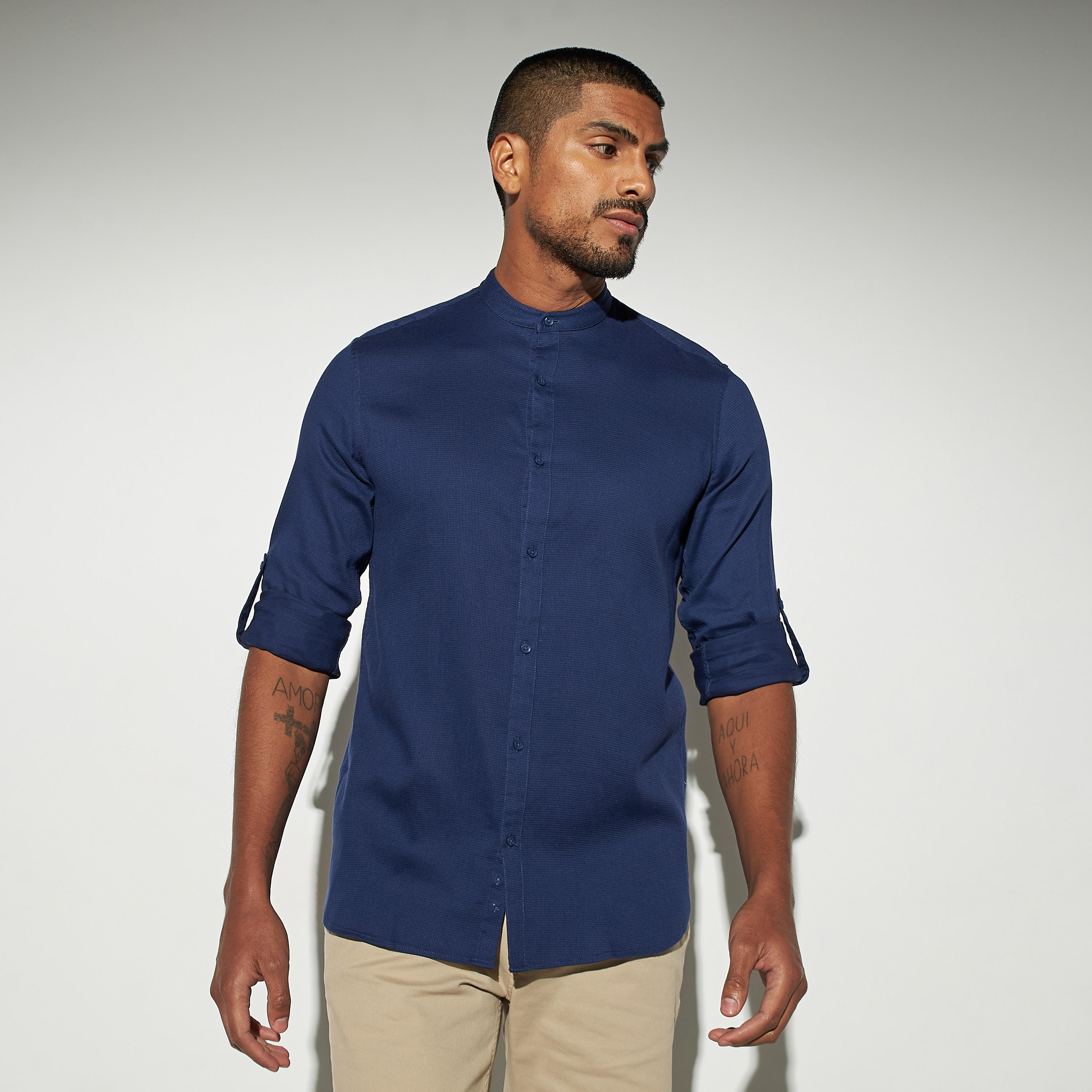 قميص بارز الملمس بياقة ماندارين وأكمام ملفوفة-men-clothing-shirts-image-1