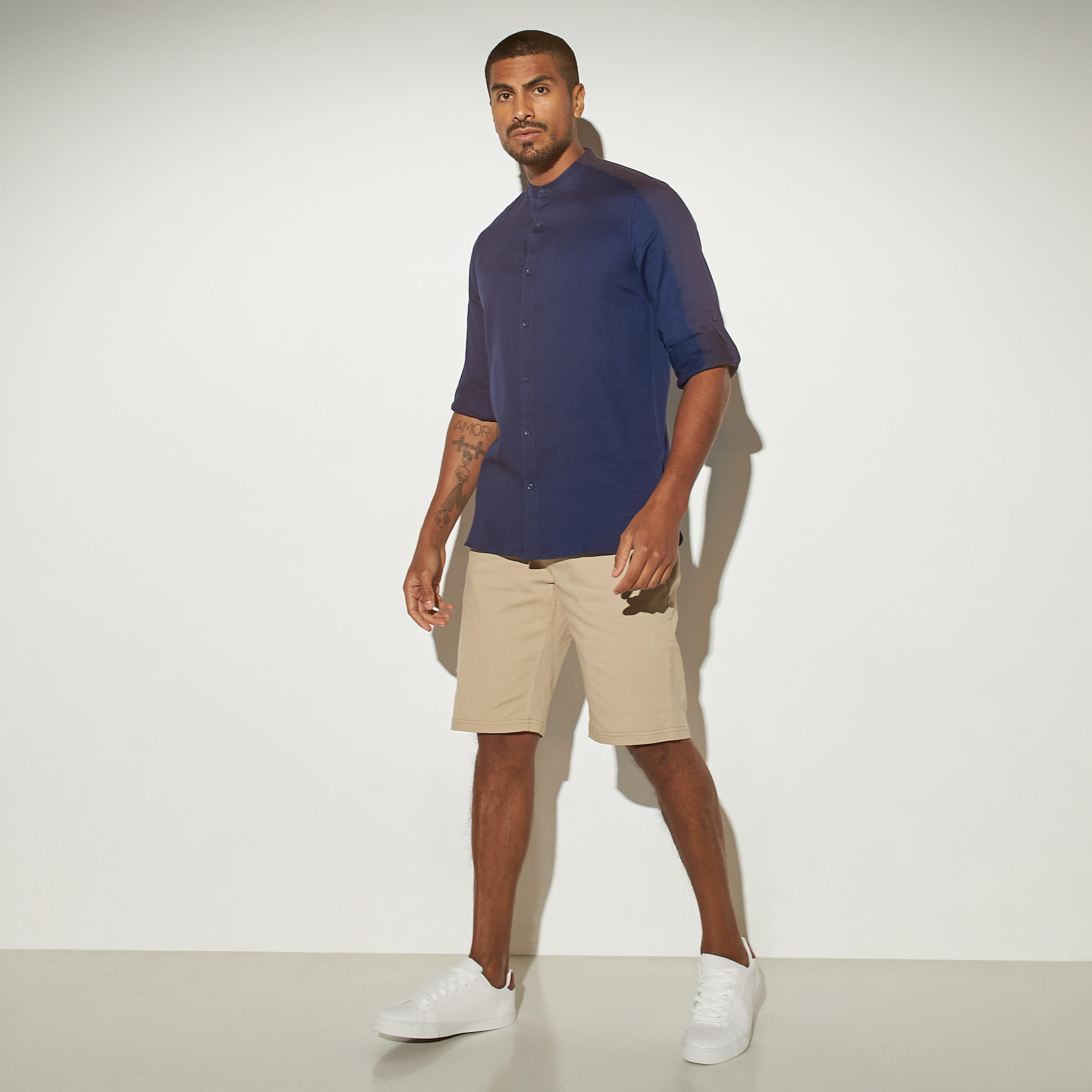 قميص بارز الملمس بياقة ماندارين وأكمام ملفوفة-men-clothing-shirts-image-2