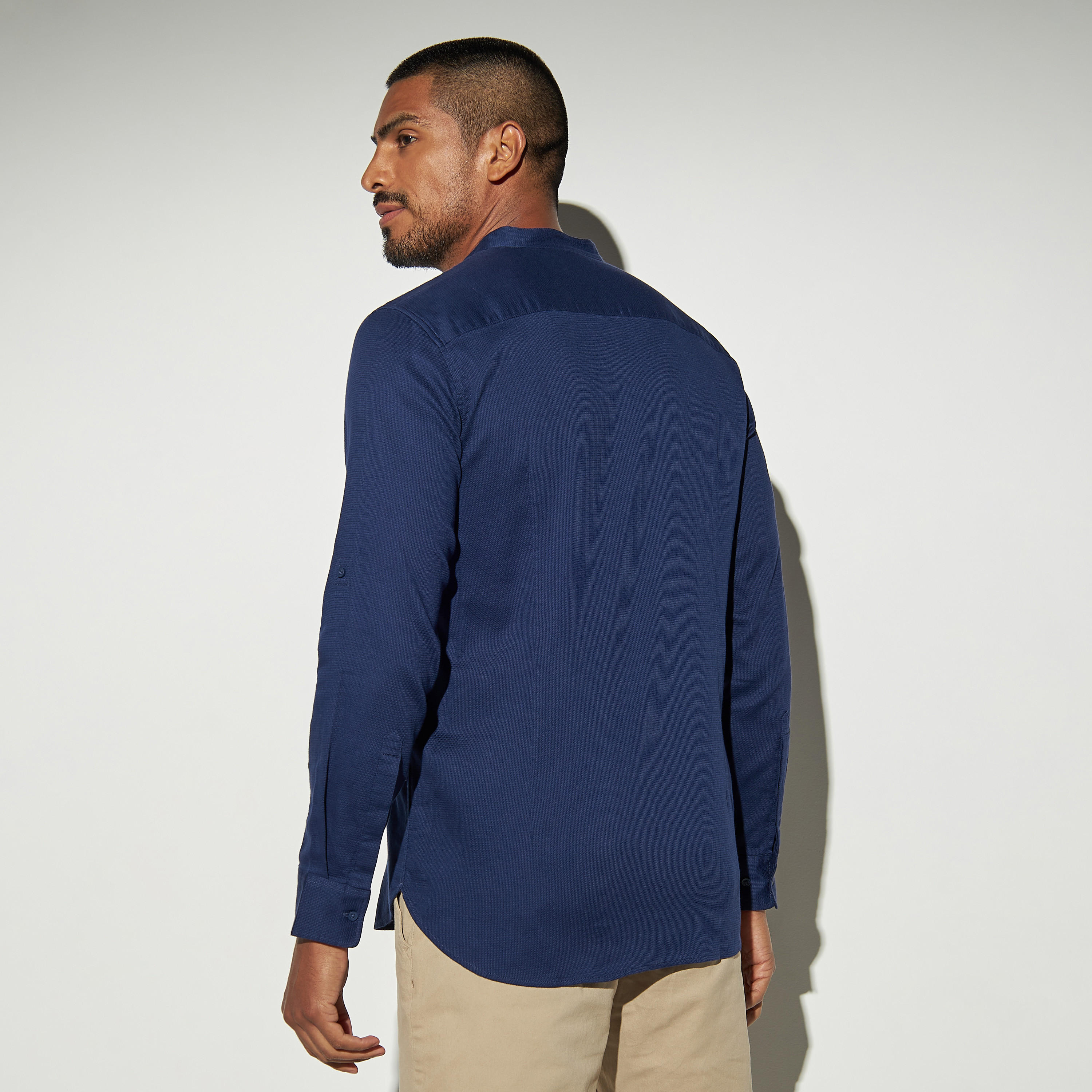 قميص بارز الملمس بياقة ماندارين وأكمام ملفوفة-men-clothing-shirts-image-3