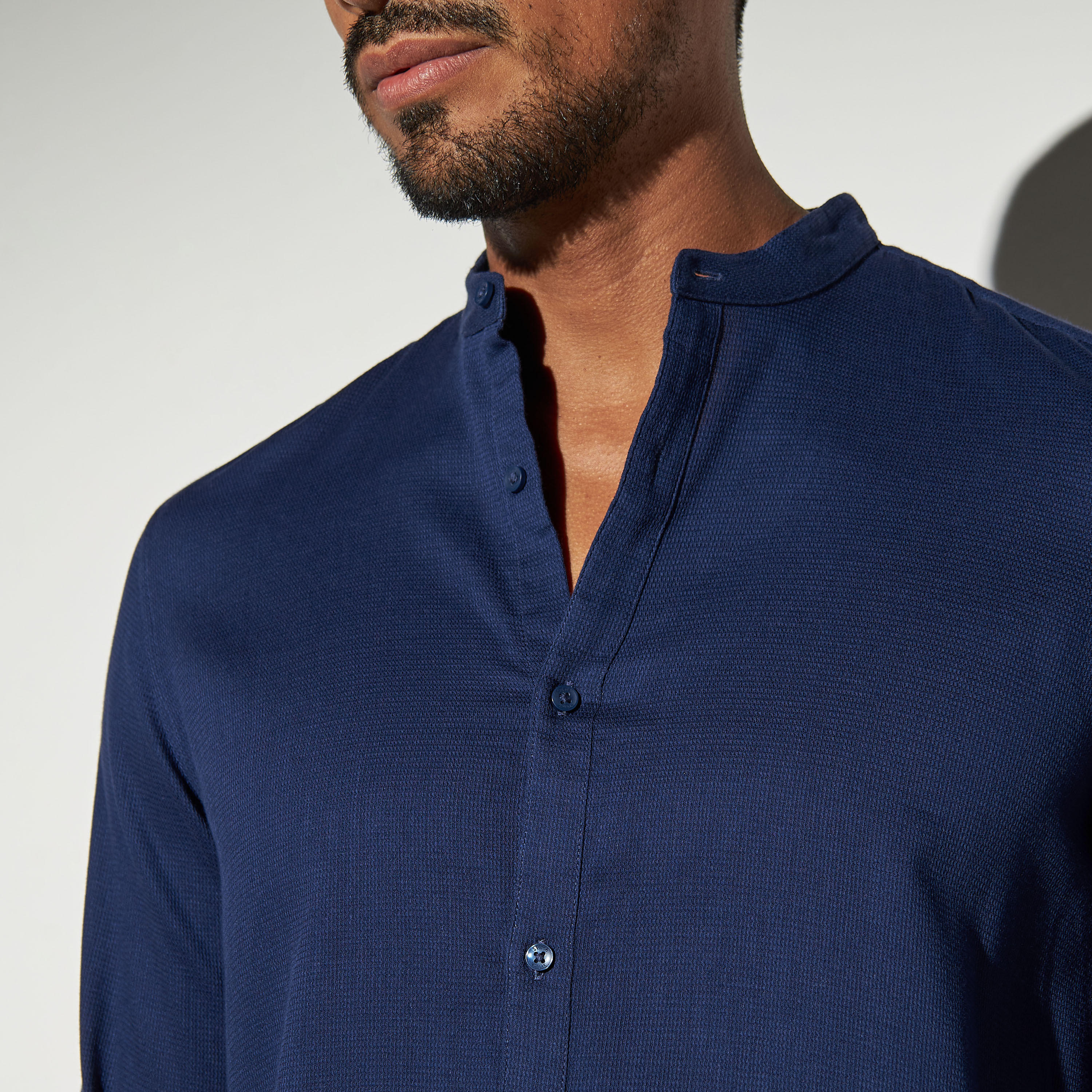 قميص بارز الملمس بياقة ماندارين وأكمام ملفوفة-men-clothing-shirts-image-4