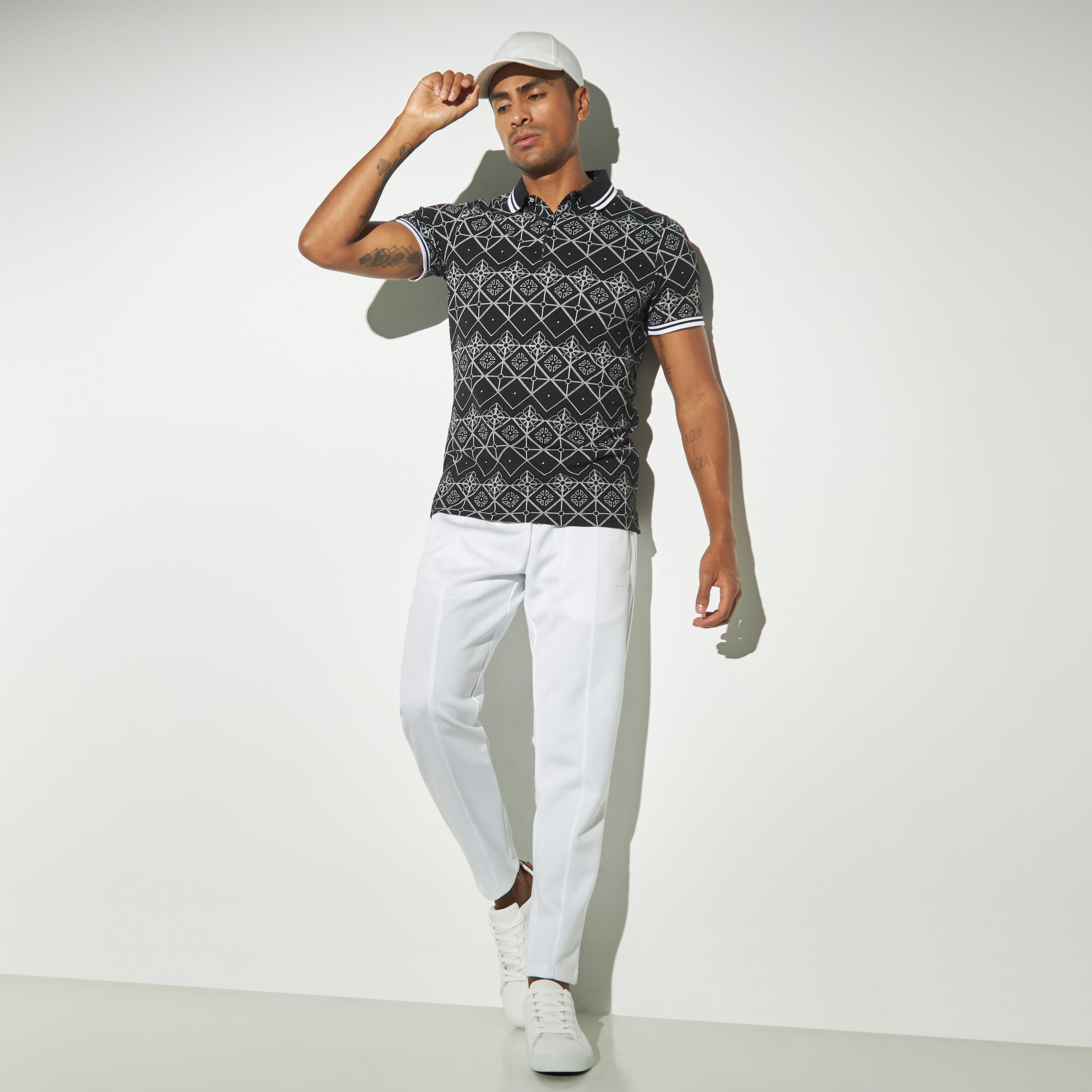 تيشيرت بولو بأكمام قصيرة وطبعات هندسيّة-men-clothing-tshirtsandpolos-polos-image-2