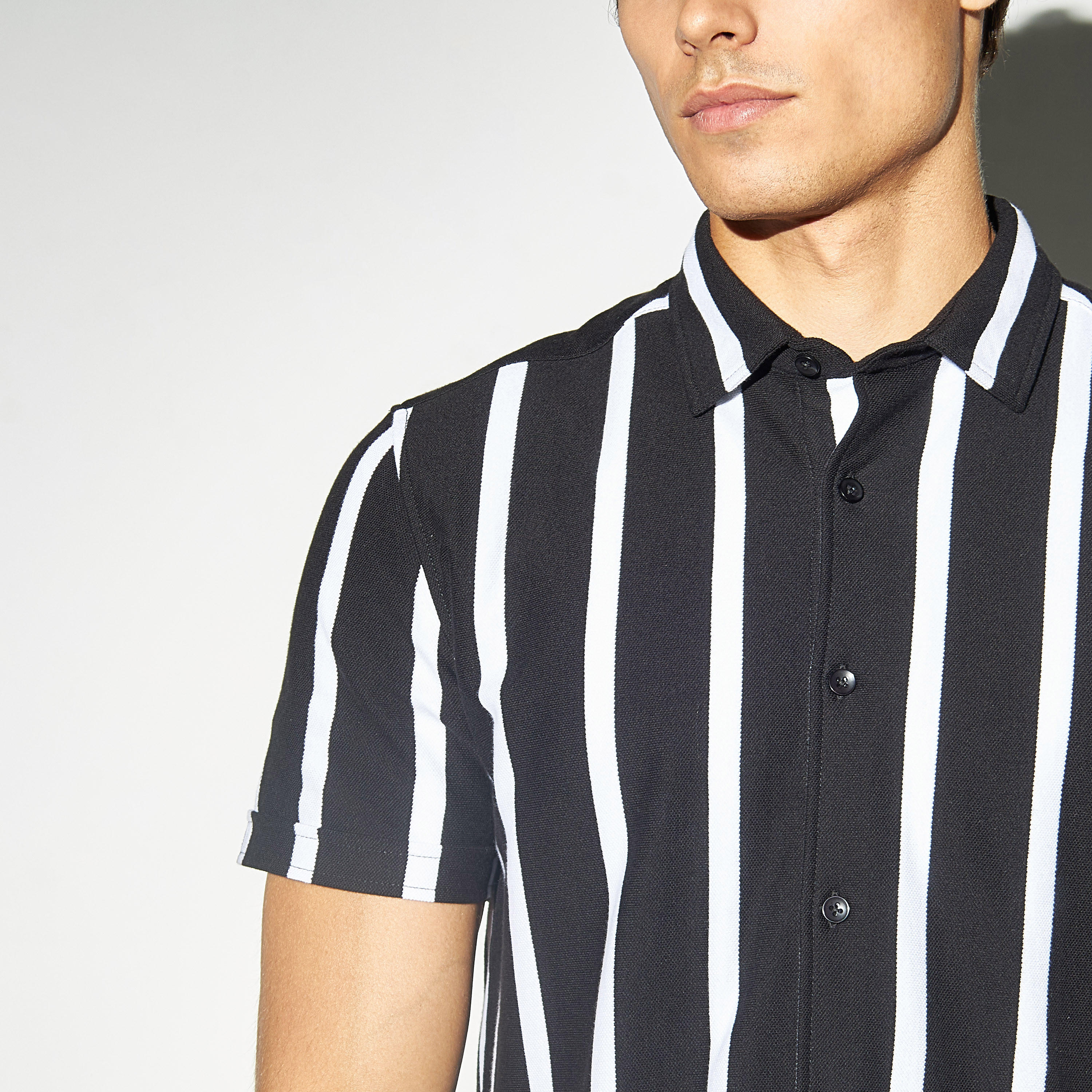 تيشيرت مقلّم بأكمام قصيرة-men-clothing-shirts-image-4