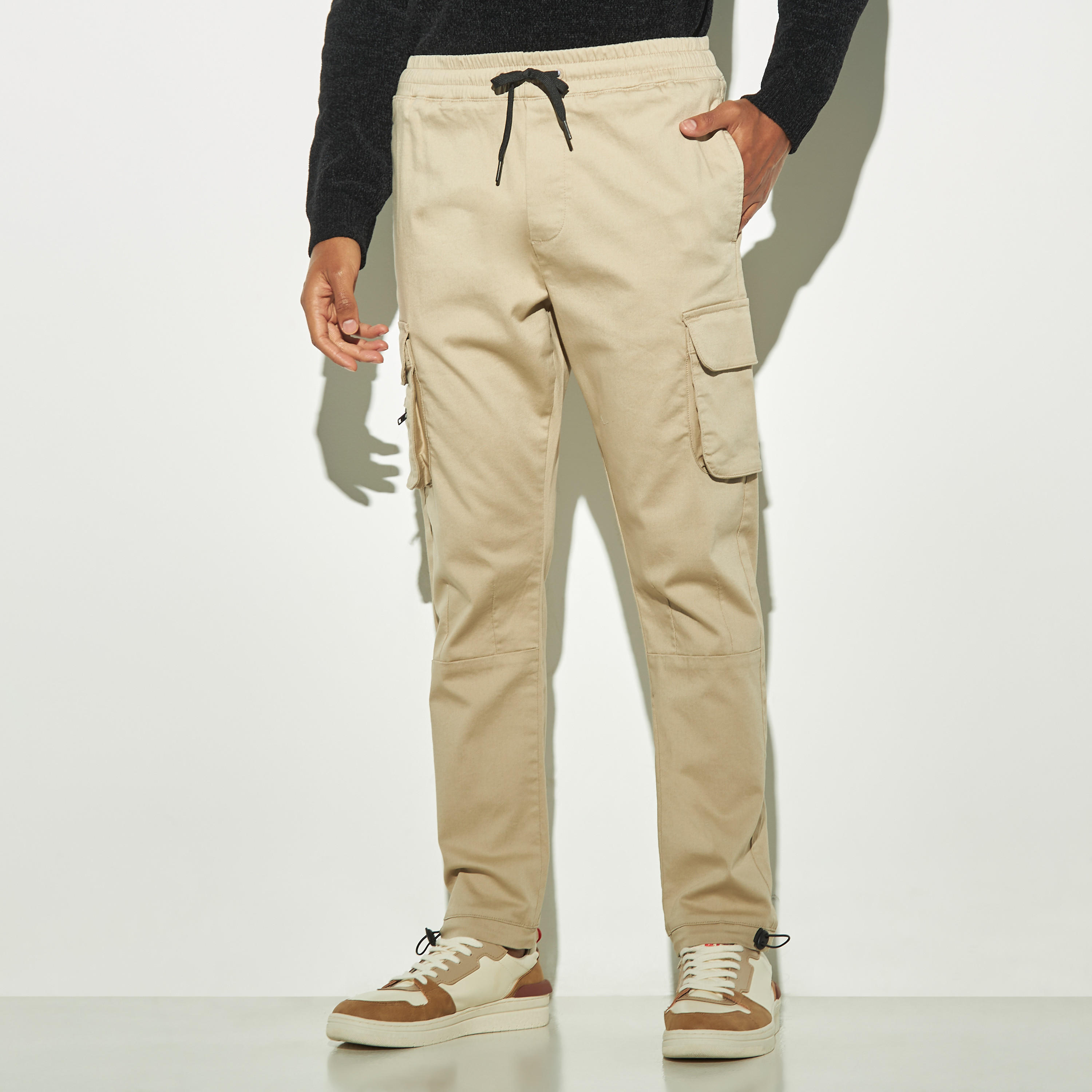 بنطلون كارجو سادة بجيوب ورباط إغلاق-men-clothing-bottoms-trousersandchinos-trousers-image-4