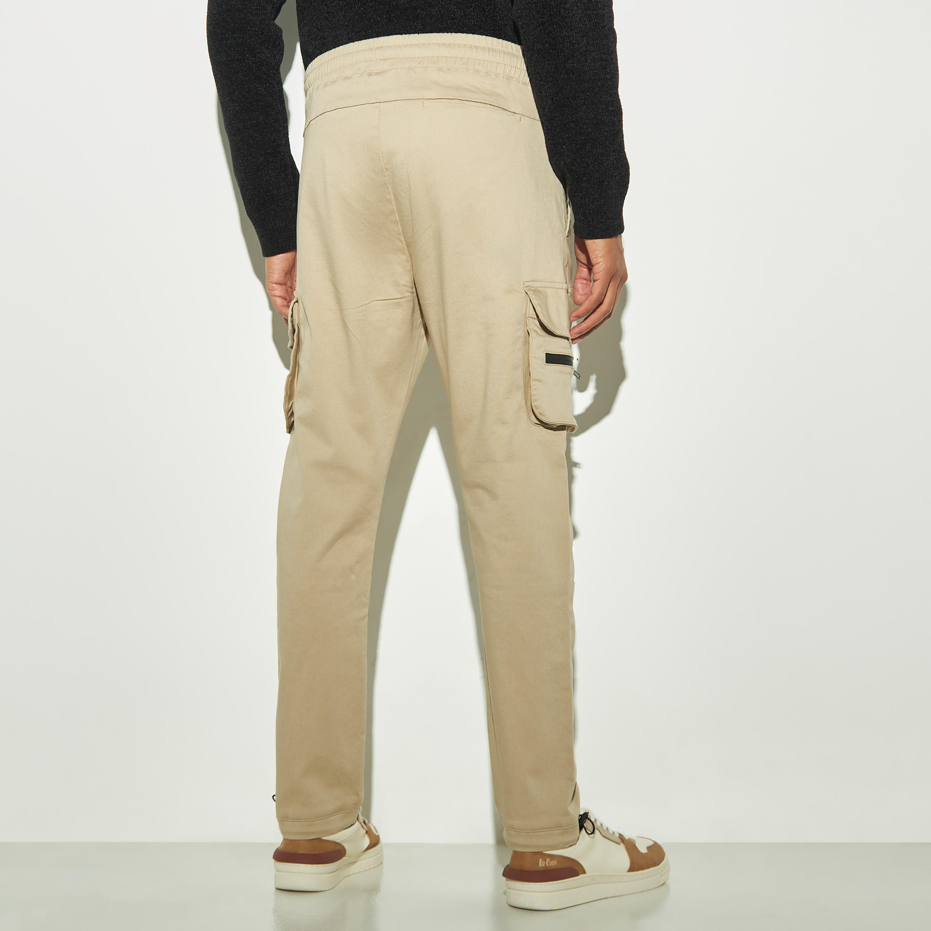 بنطلون كارجو سادة بجيوب ورباط إغلاق-men-clothing-bottoms-trousersandchinos-trousers-image-2