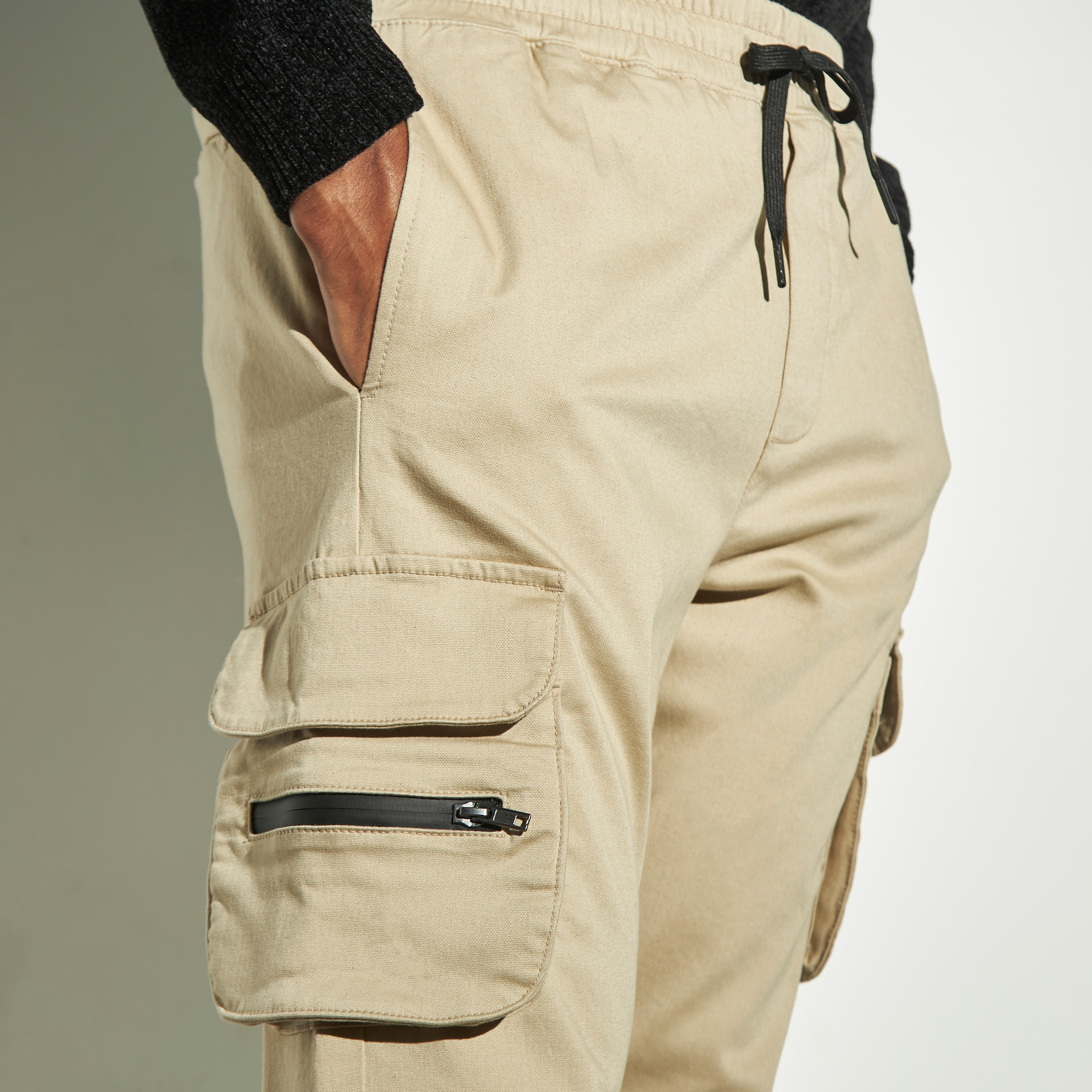 بنطلون كارجو سادة بجيوب ورباط إغلاق-men-clothing-bottoms-trousersandchinos-trousers-image-1