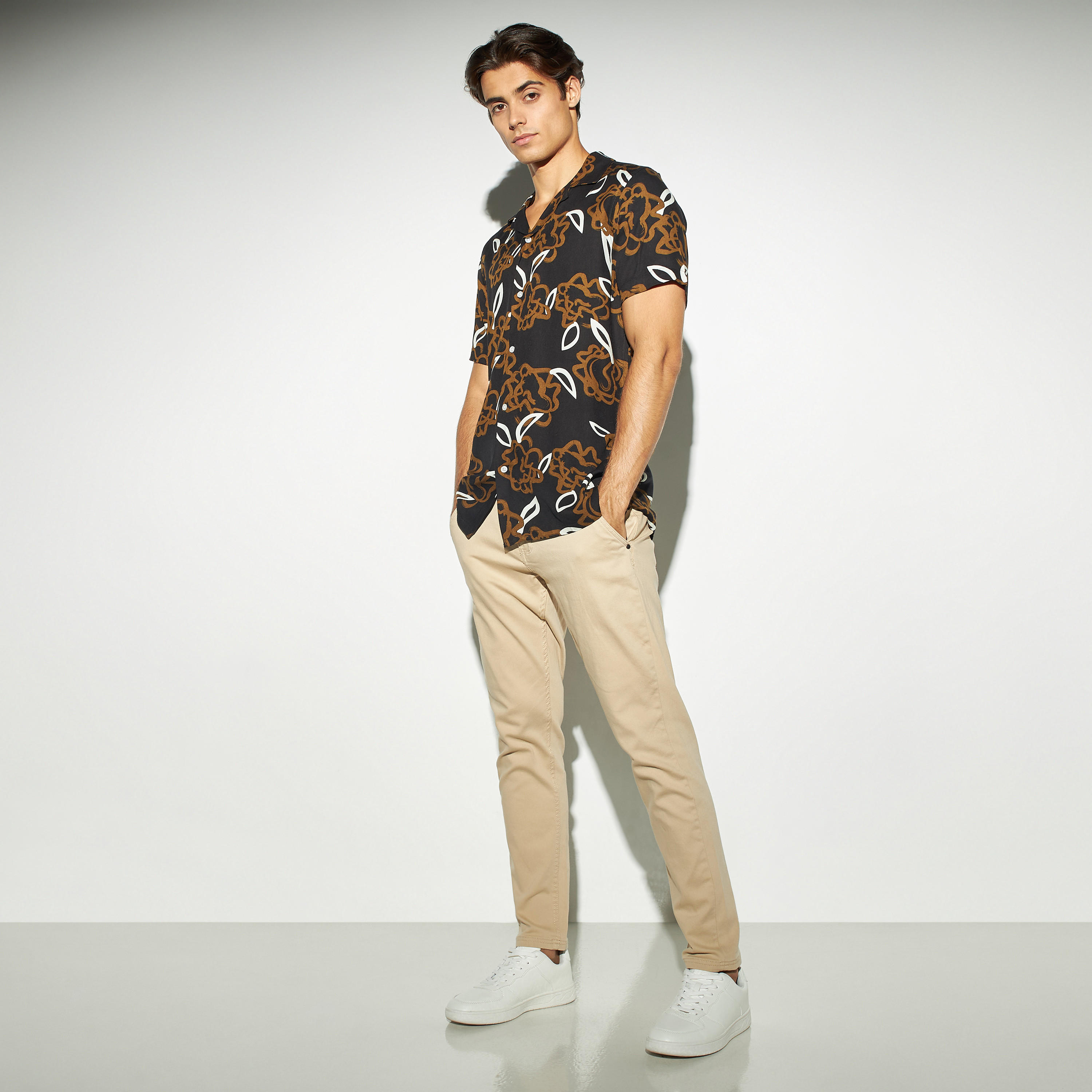 قميص بياقة كامب وأكمام قصيرة وطبعات-men-clothing-shirts-image-2