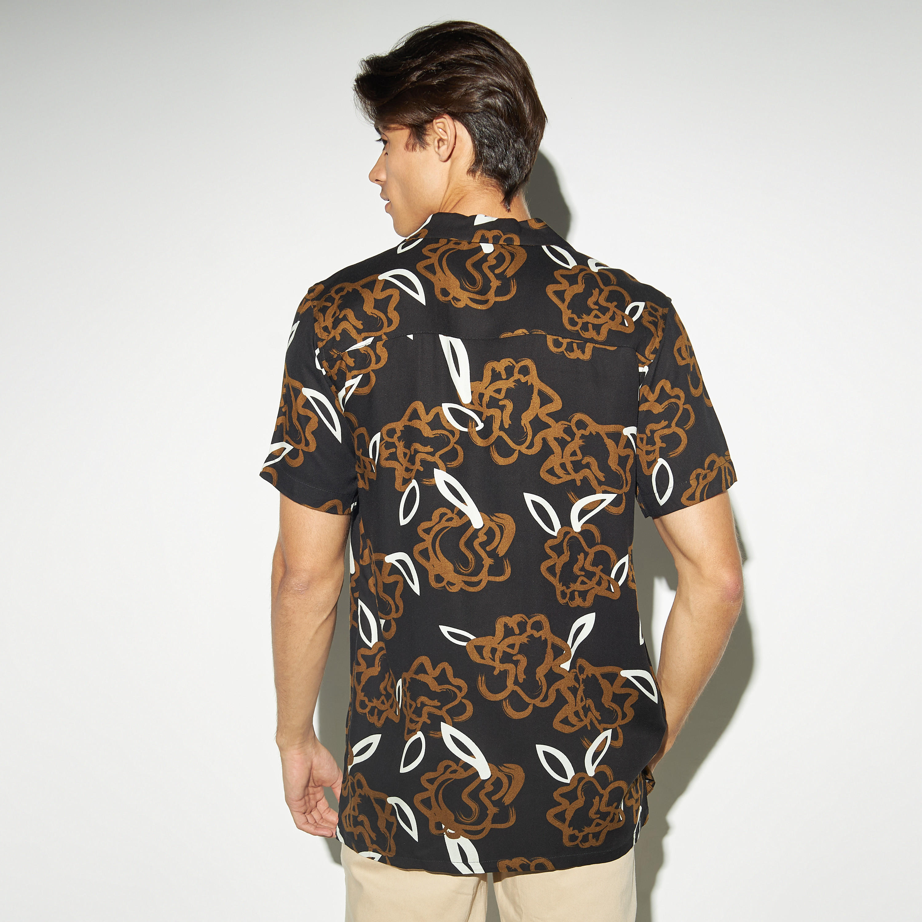 قميص بياقة كامب وأكمام قصيرة وطبعات-men-clothing-shirts-image-3