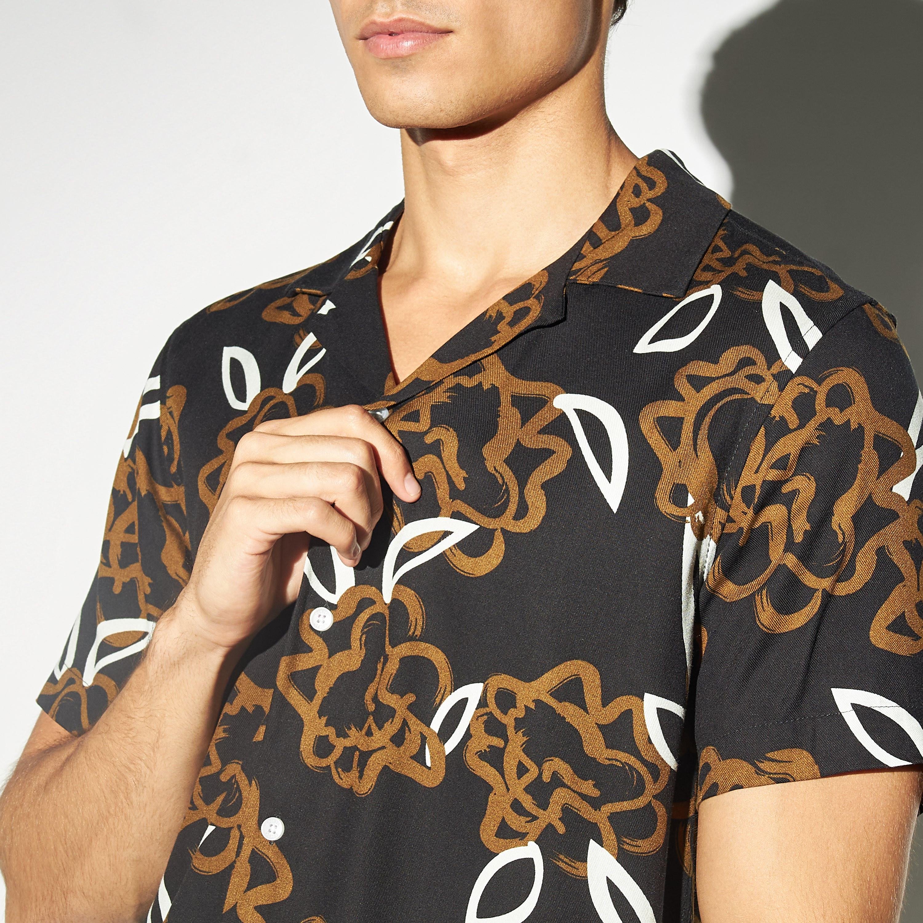 قميص بياقة كامب وأكمام قصيرة وطبعات-men-clothing-shirts-image-4