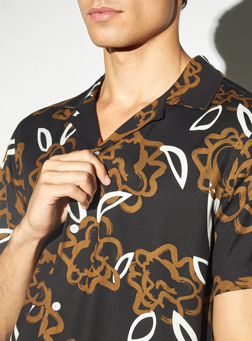 قميص بياقة كامب وأكمام قصيرة وطبعات-men-clothing-shirts-image-4