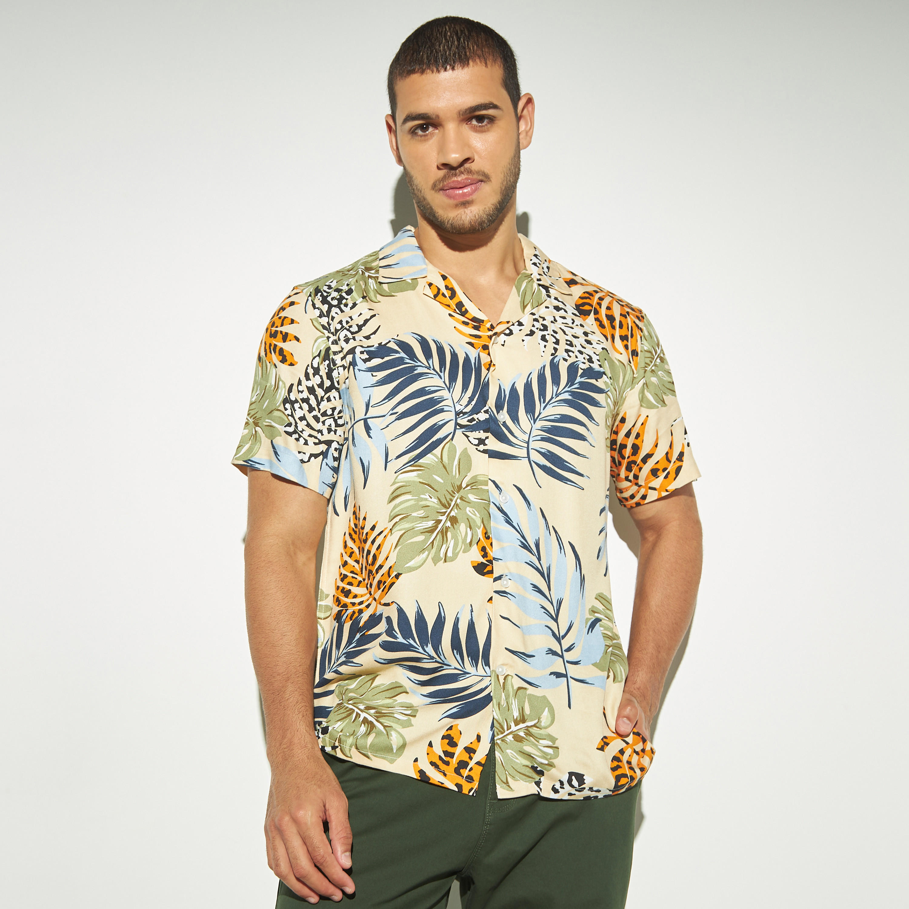 قميص بياقة كامب وأكمام قصيرة وطبعات-men-clothing-shirts-image-1