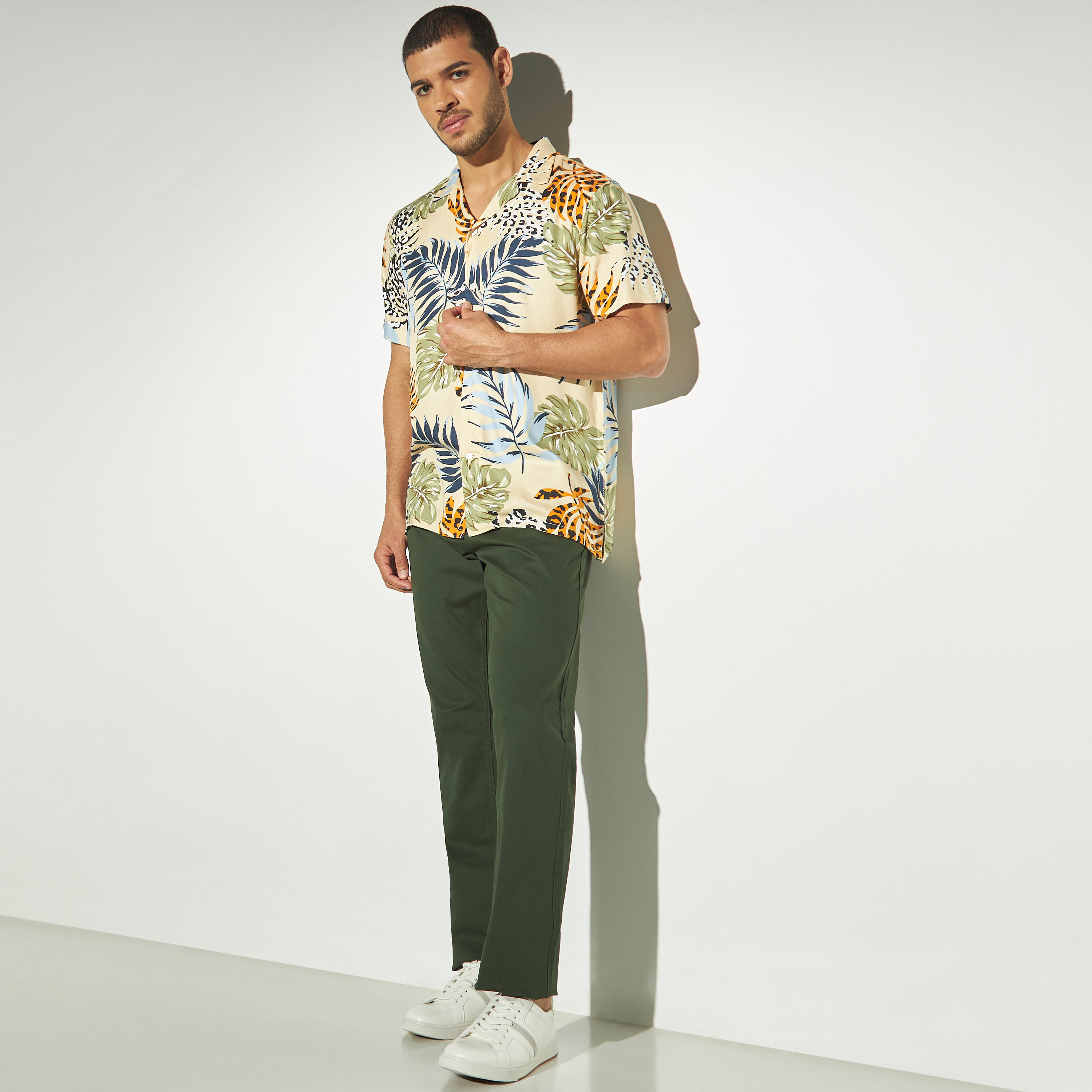 قميص بياقة كامب وأكمام قصيرة وطبعات-men-clothing-shirts-image-2