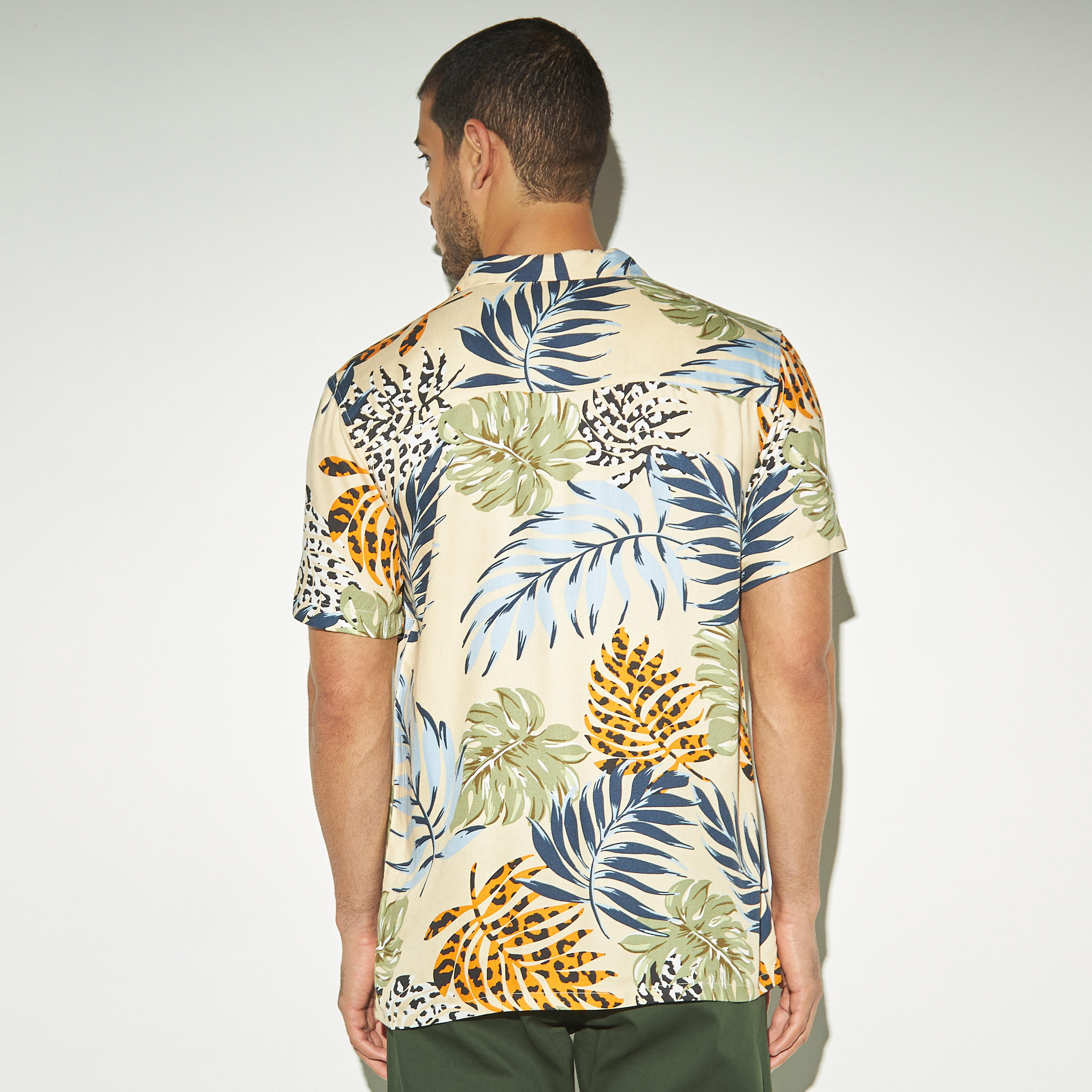 قميص بياقة كامب وأكمام قصيرة وطبعات-men-clothing-shirts-image-3