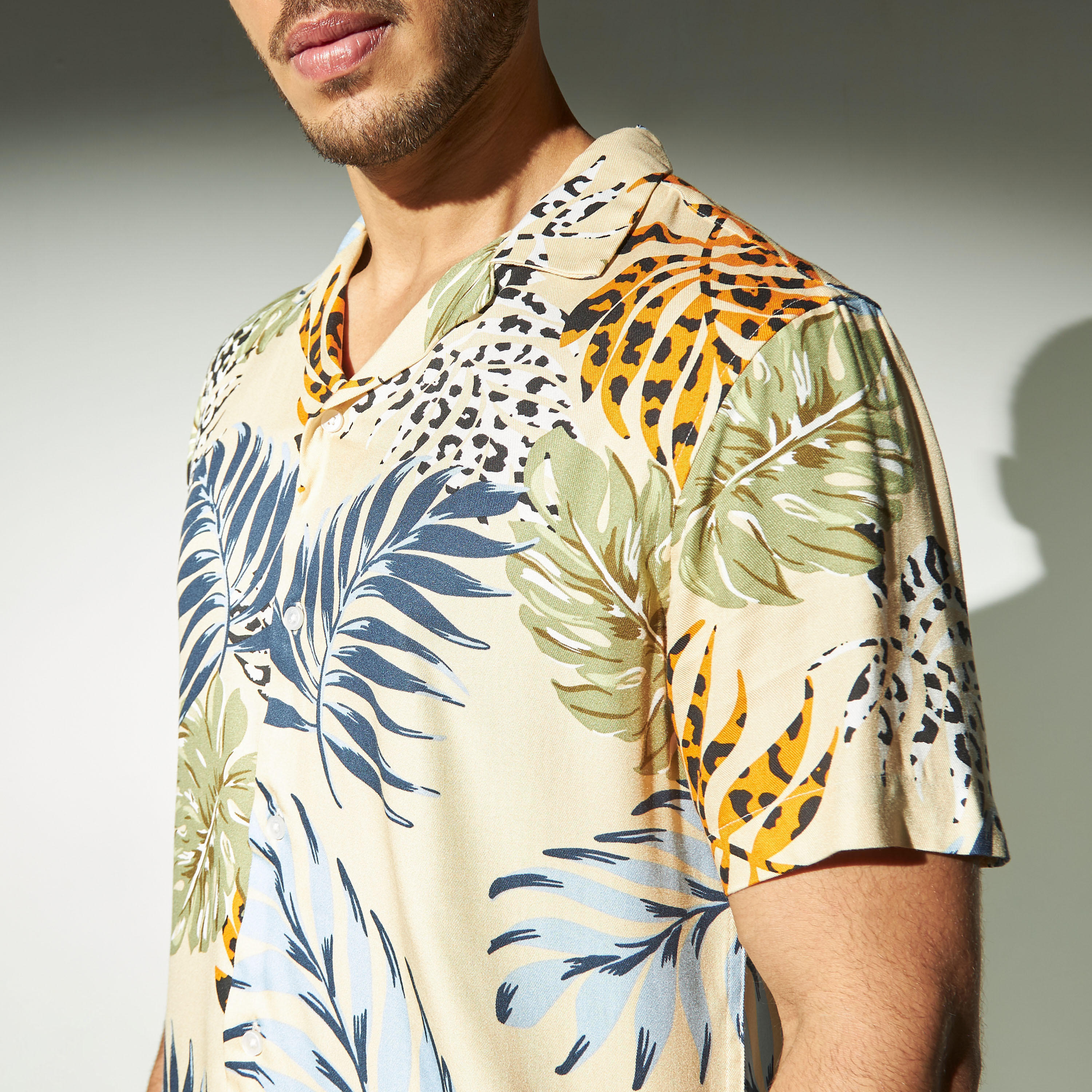 قميص بياقة كامب وأكمام قصيرة وطبعات-men-clothing-shirts-image-4