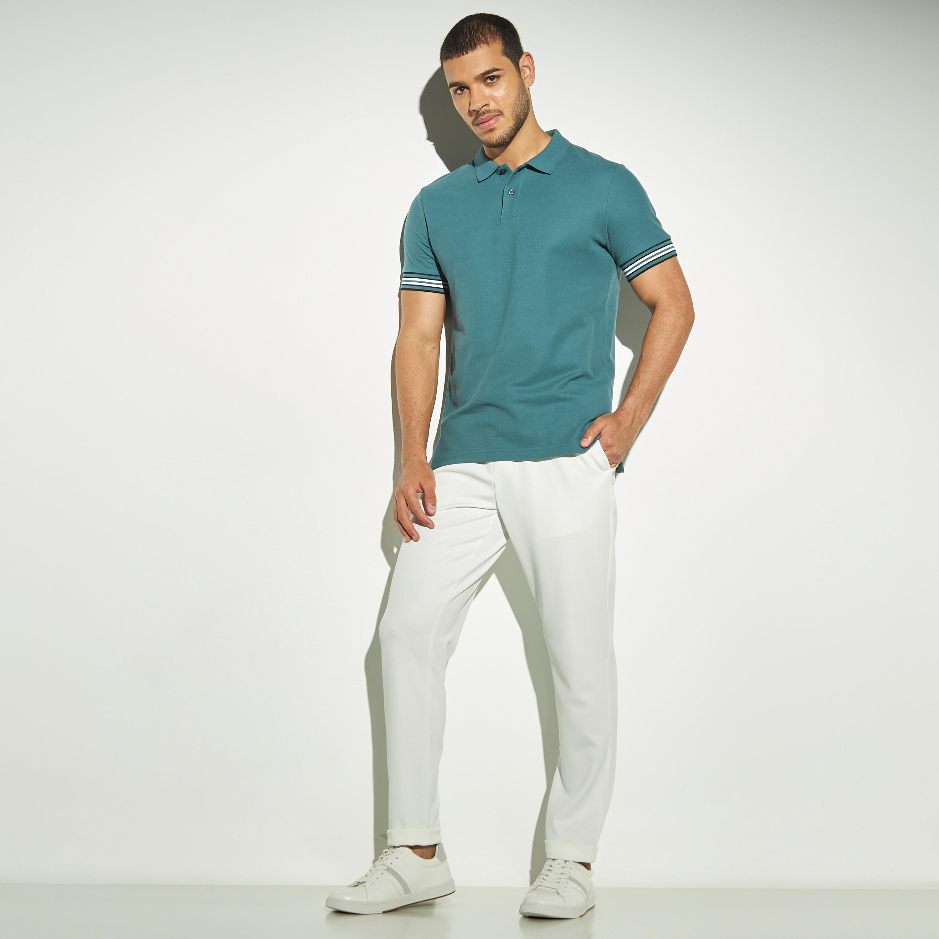 تيشيرت بولو سادة بأكمام قصيرة وتفاصيل خيوط بارزة-men-clothing-tshirtsandpolos-polos-image-2