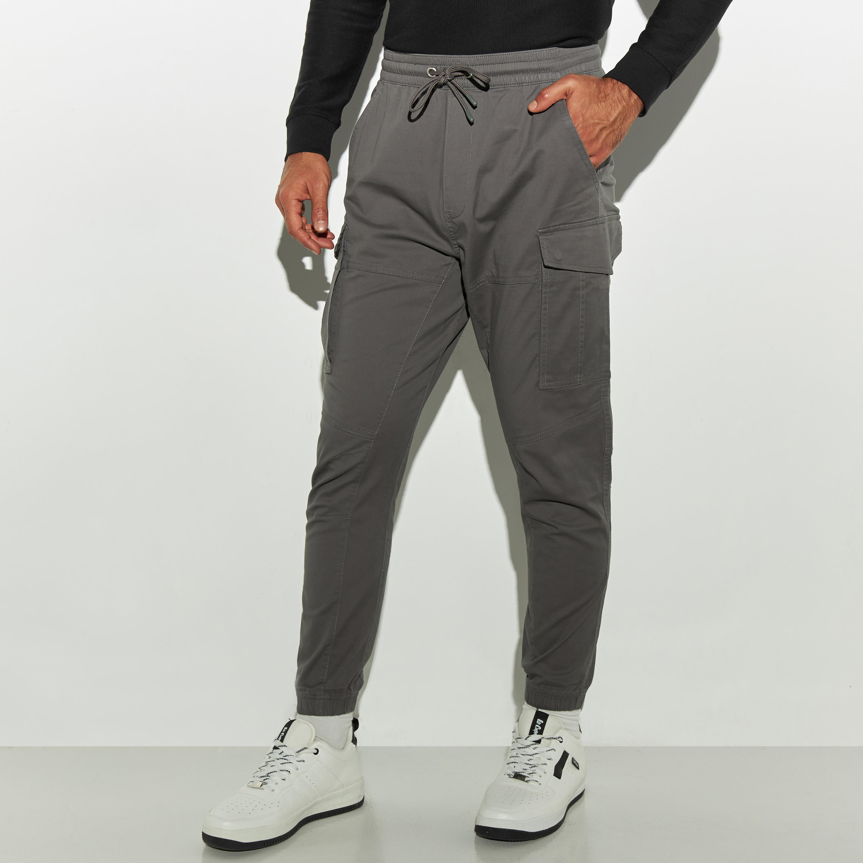 بنطلون رياضي كارجو بقصة مريحة ورباط إغلاق وجيوب-men-clothing-bottoms-trousersandchinos-trousers-image-4
