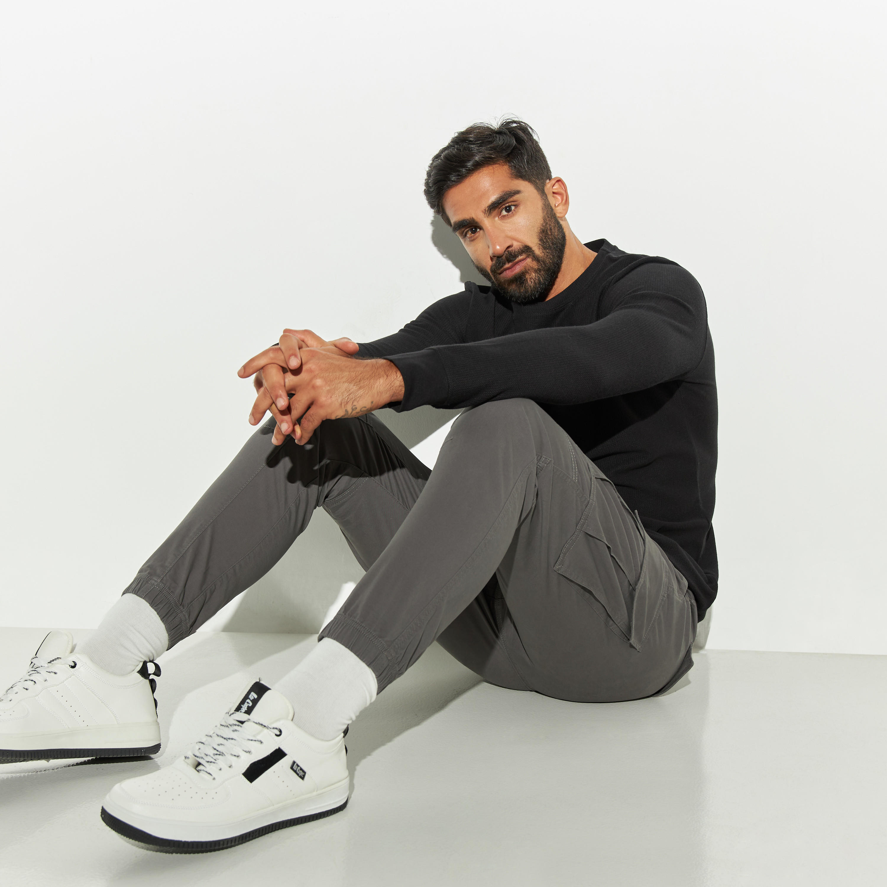 بنطلون رياضي كارجو بقصة مريحة ورباط إغلاق وجيوب-men-clothing-bottoms-trousersandchinos-trousers-image-3