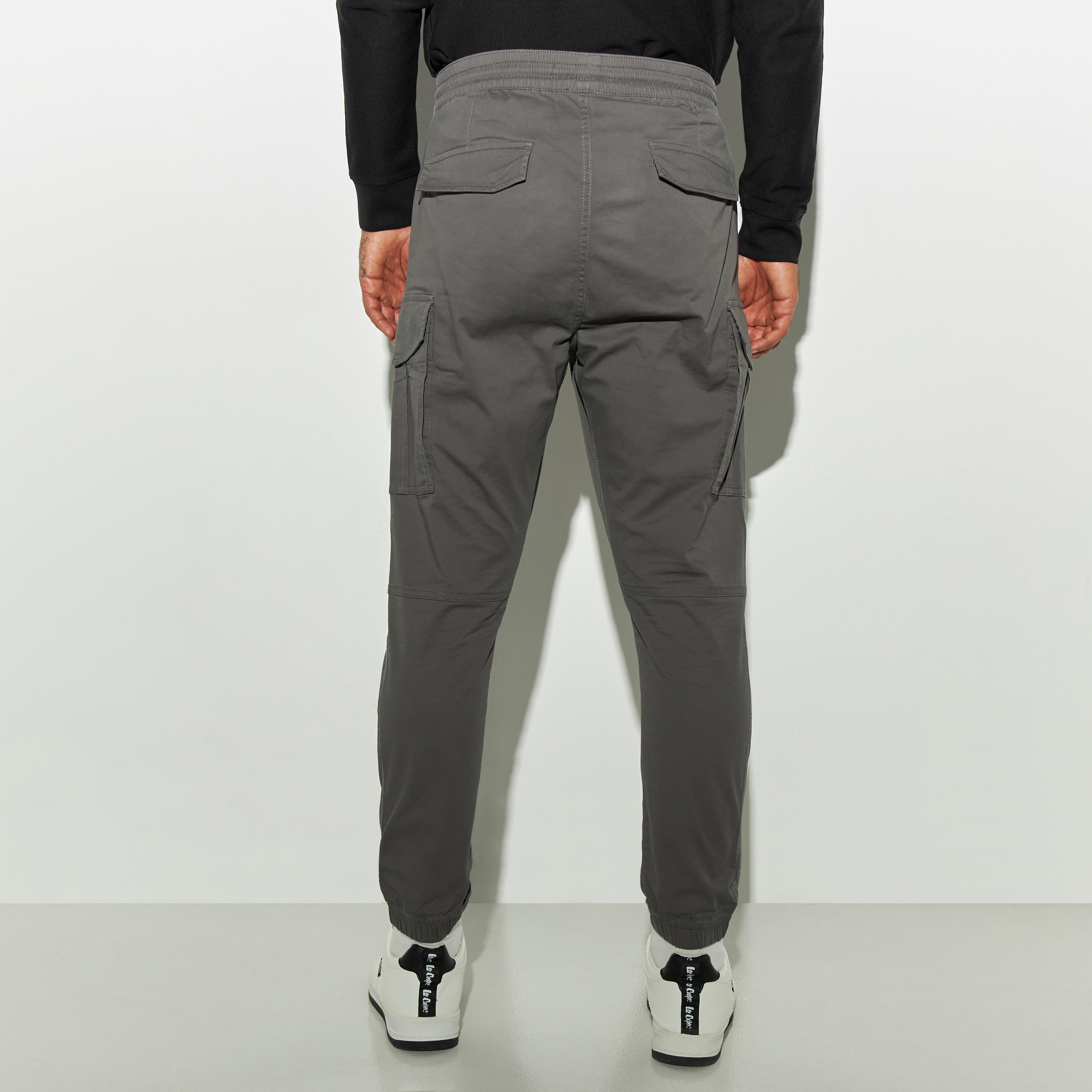 بنطلون رياضي كارجو بقصة مريحة ورباط إغلاق وجيوب-men-clothing-bottoms-trousersandchinos-trousers-image-2