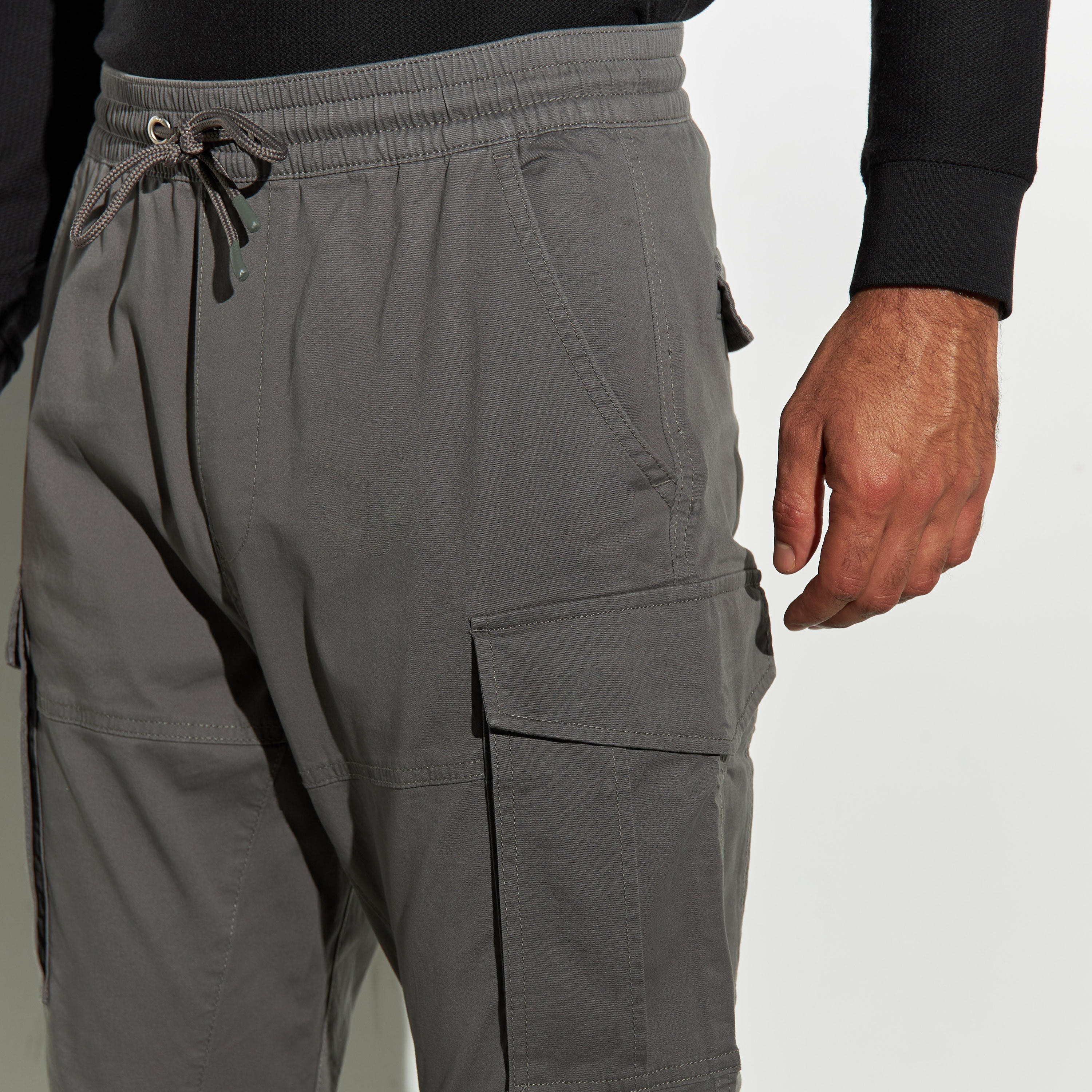 بنطلون رياضي كارجو بقصة مريحة ورباط إغلاق وجيوب-men-clothing-bottoms-trousersandchinos-trousers-image-1