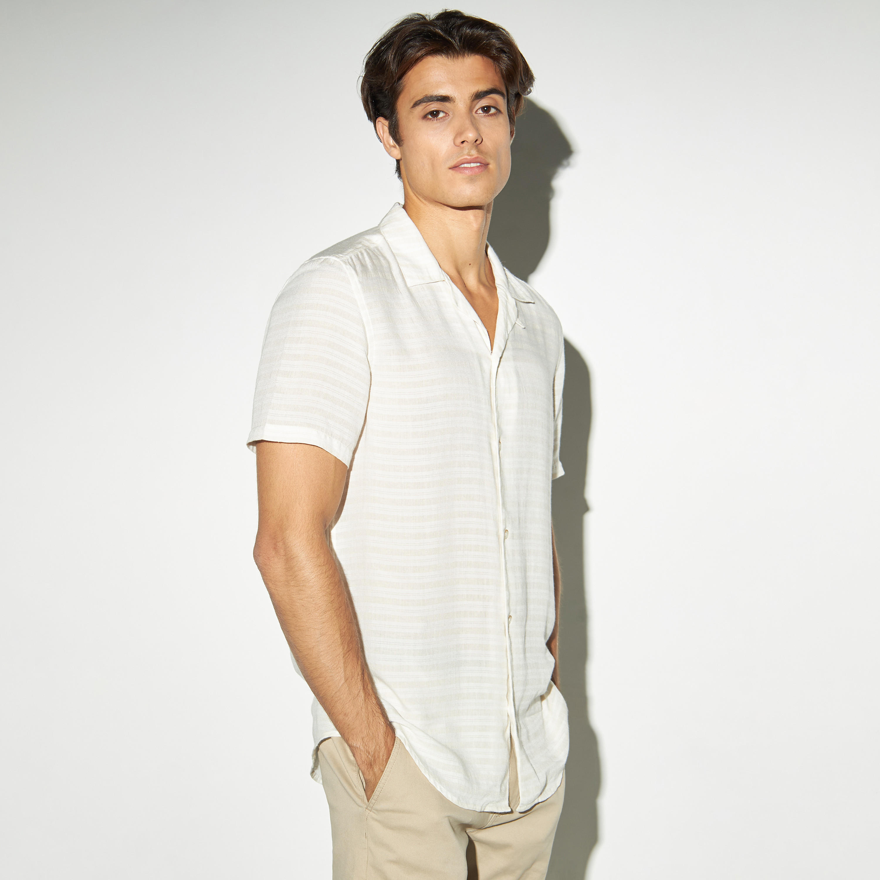 قميص حرير رايون مخطّط بياقة كامب وأكمام قصيرة-men-clothing-shirts-image-1