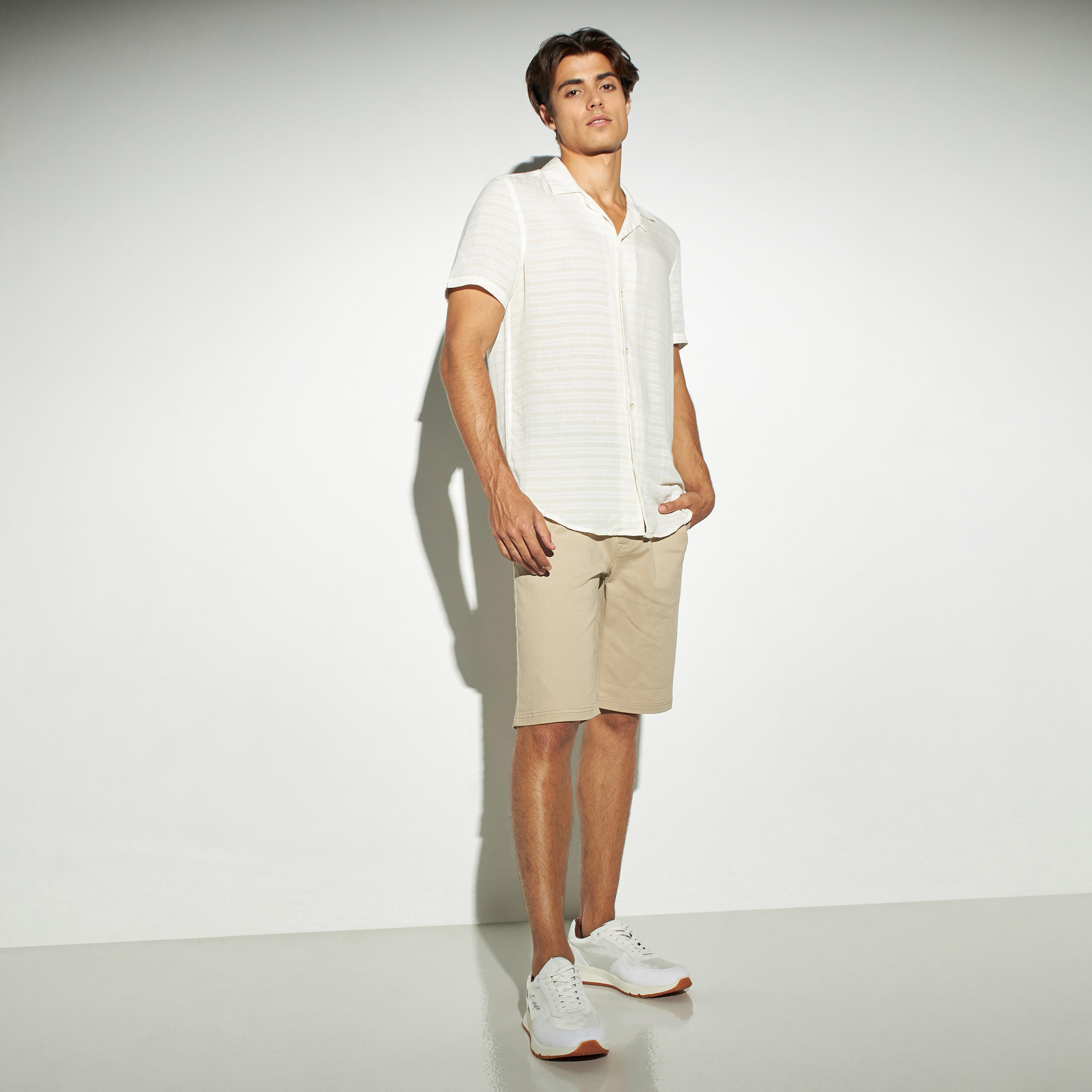 قميص حرير رايون مخطّط بياقة كامب وأكمام قصيرة-men-clothing-shirts-image-2