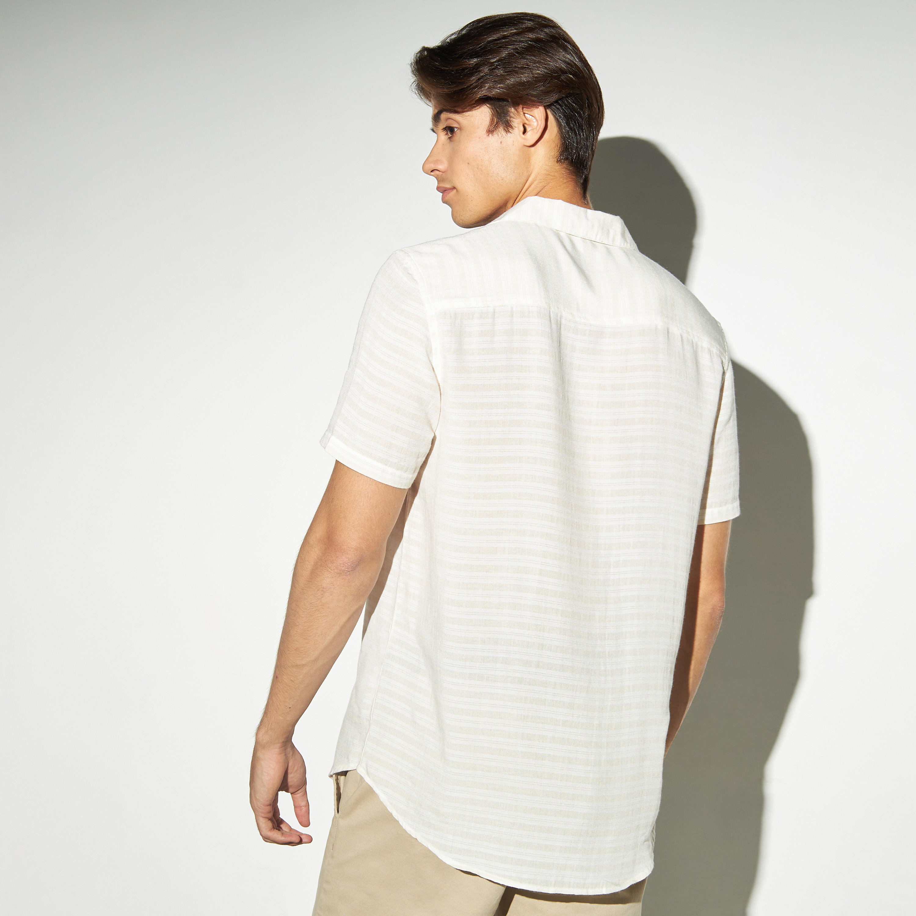 قميص حرير رايون مخطّط بياقة كامب وأكمام قصيرة-men-clothing-shirts-image-3