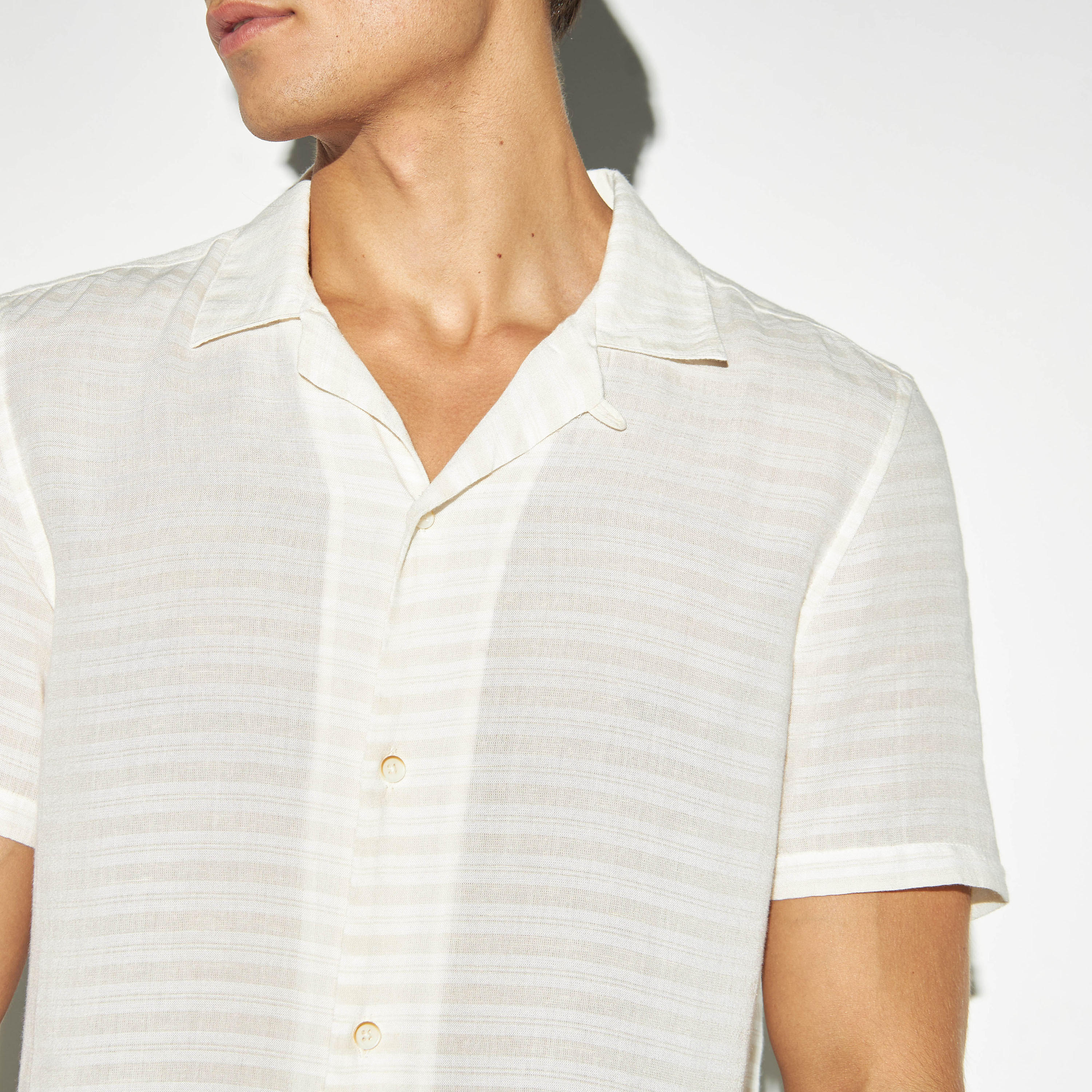 قميص حرير رايون مخطّط بياقة كامب وأكمام قصيرة-men-clothing-shirts-image-4