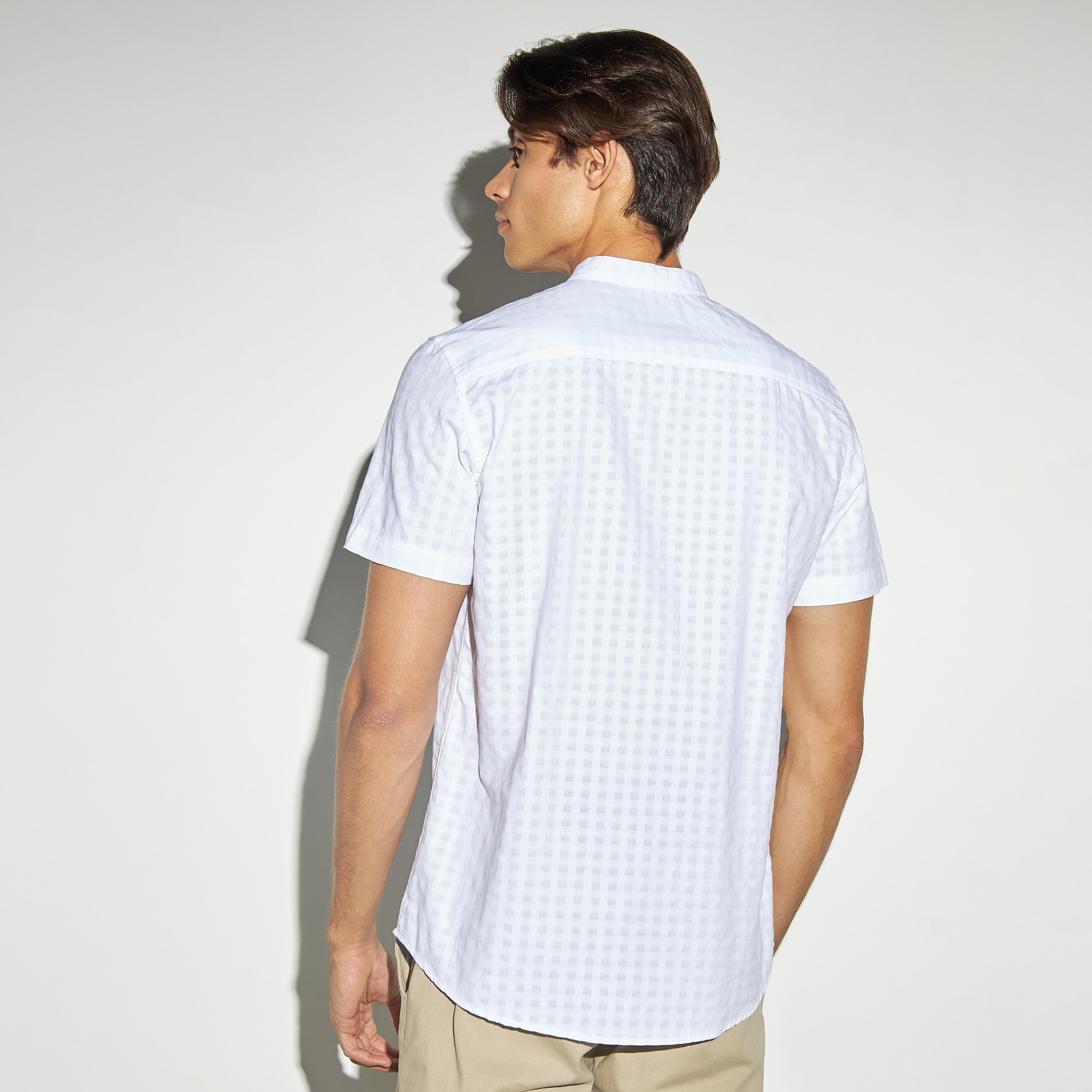 قميص بياقة ماندارين وأكمام قصيرة من دوبي-men-clothing-shirts-image-3