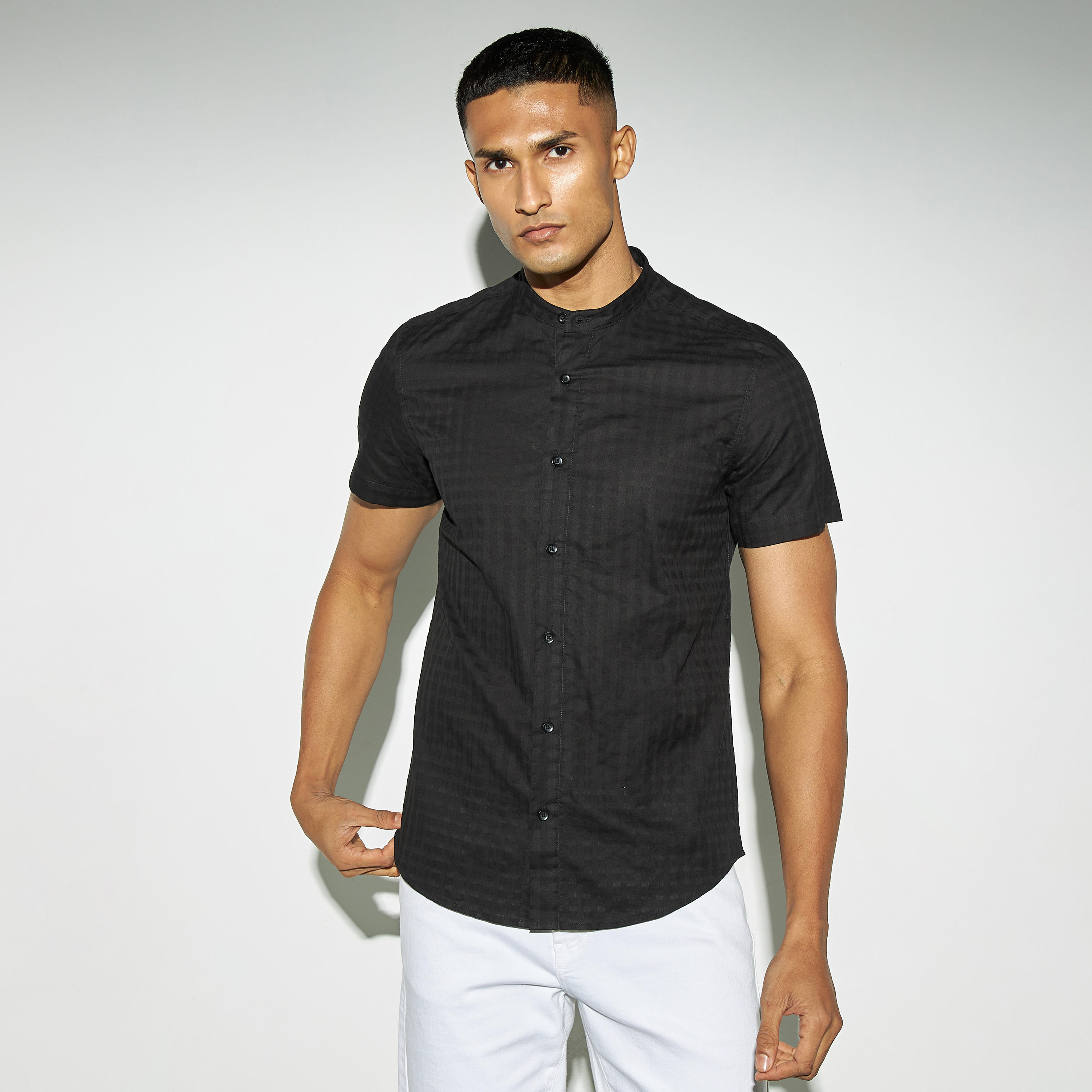 قميص دوبي كاروهات بياقة ماندارين وأكمام طويلة-men-clothing-shirts-image-1