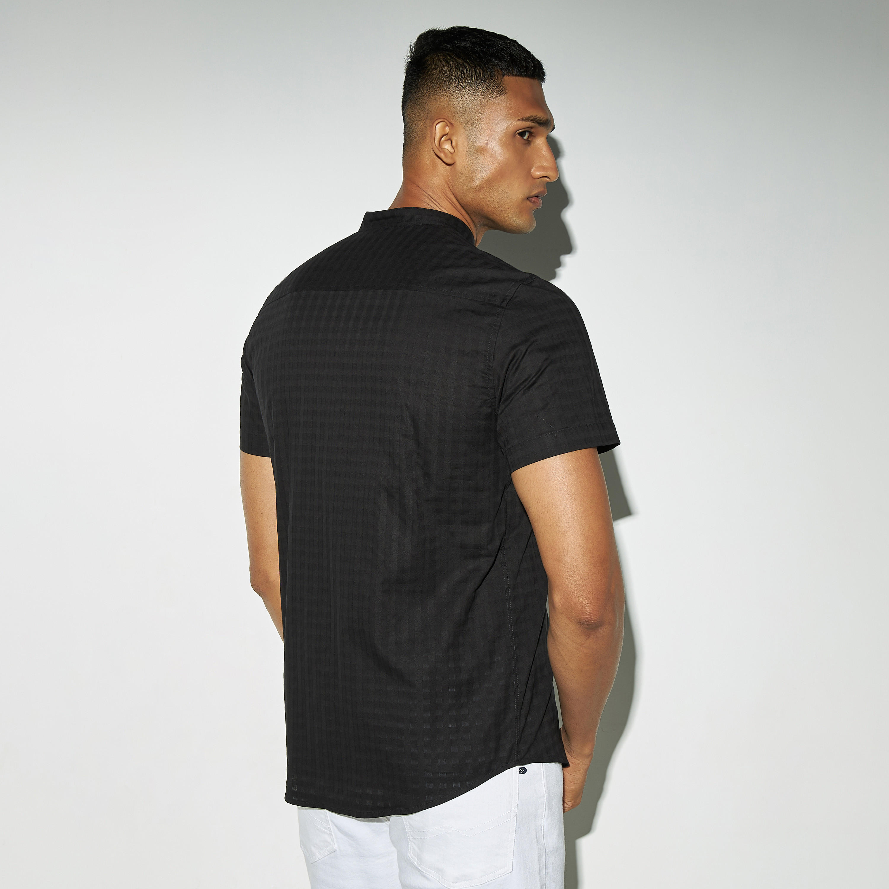 قميص دوبي كاروهات بياقة ماندارين وأكمام طويلة-men-clothing-shirts-image-3