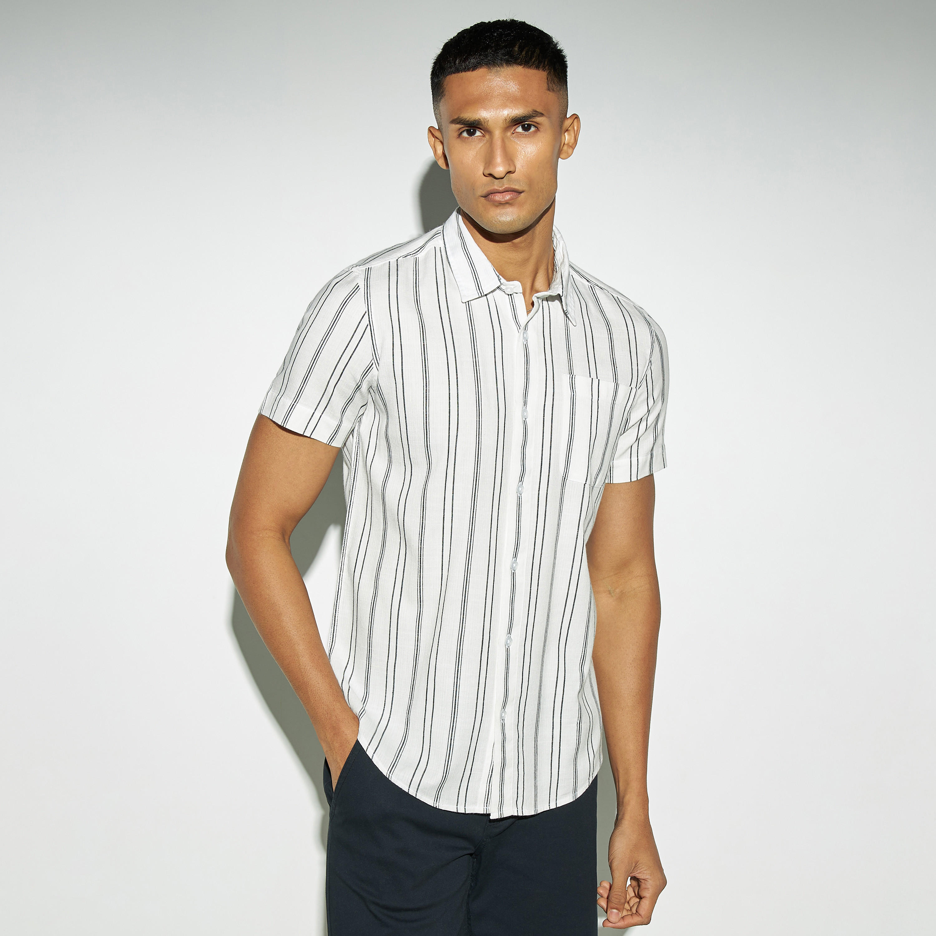 قميص دوبي مقلّم بأكمام قصيرة وجيب-men-clothing-shirts-image-1