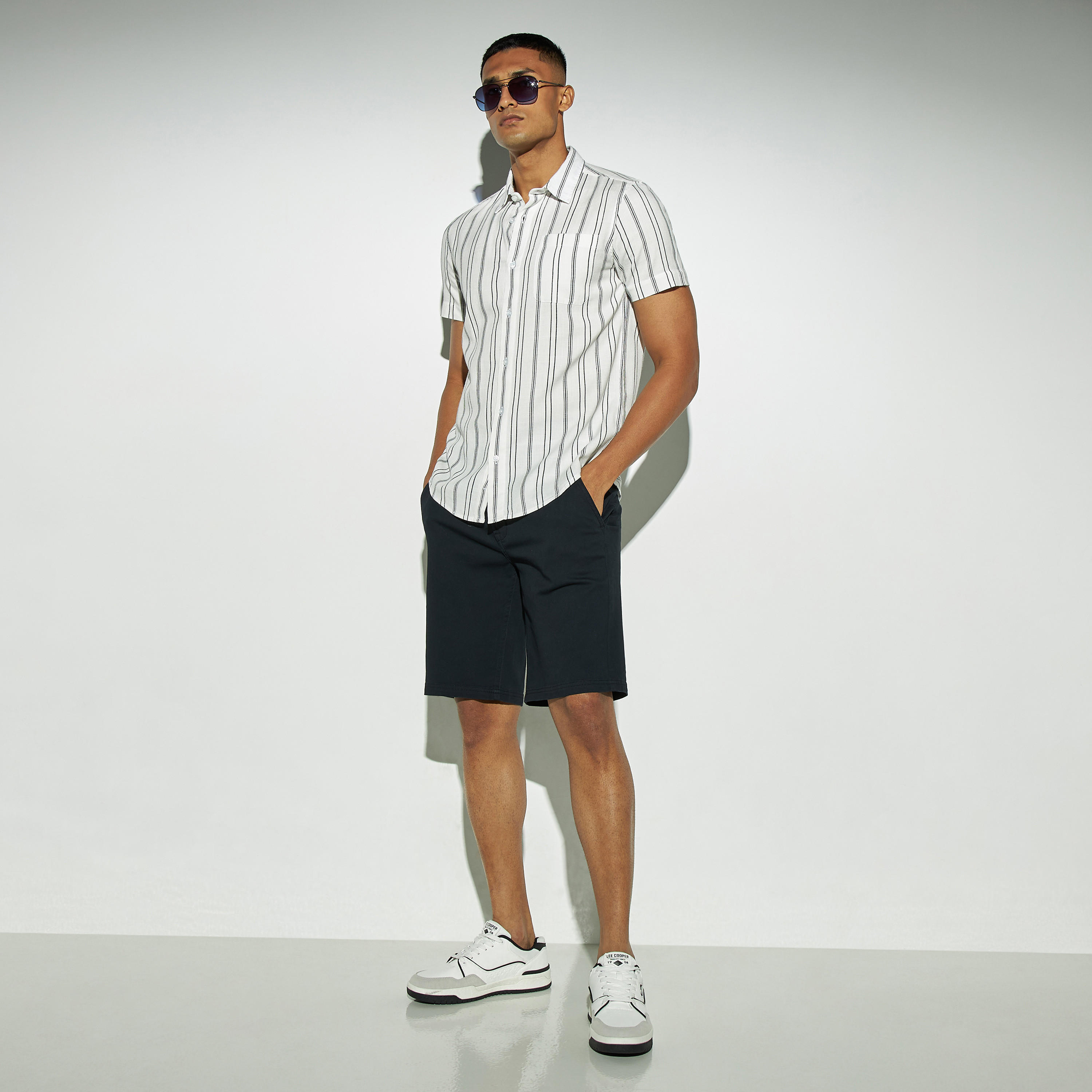 قميص دوبي مقلّم بأكمام قصيرة وجيب-men-clothing-shirts-image-2