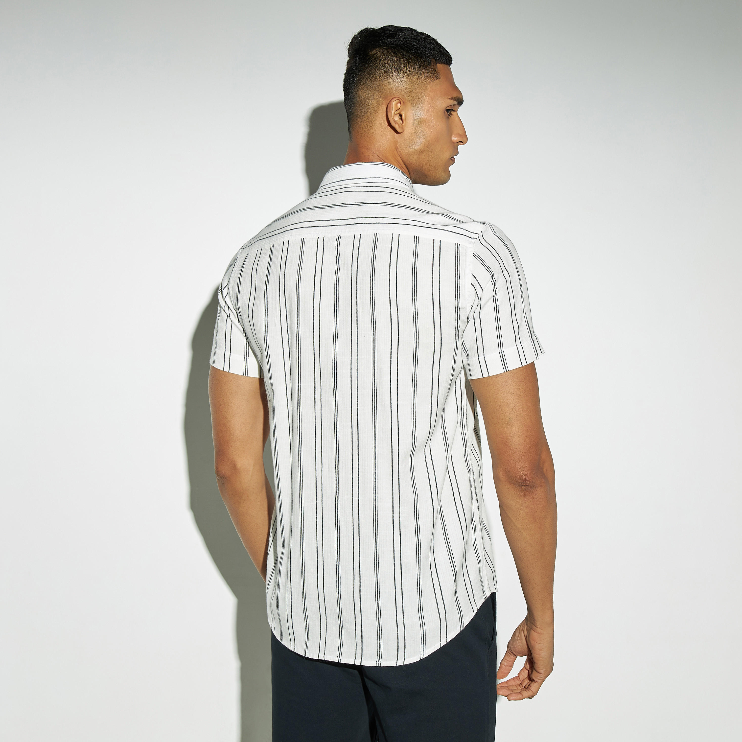 قميص دوبي مقلّم بأكمام قصيرة وجيب-men-clothing-shirts-image-3