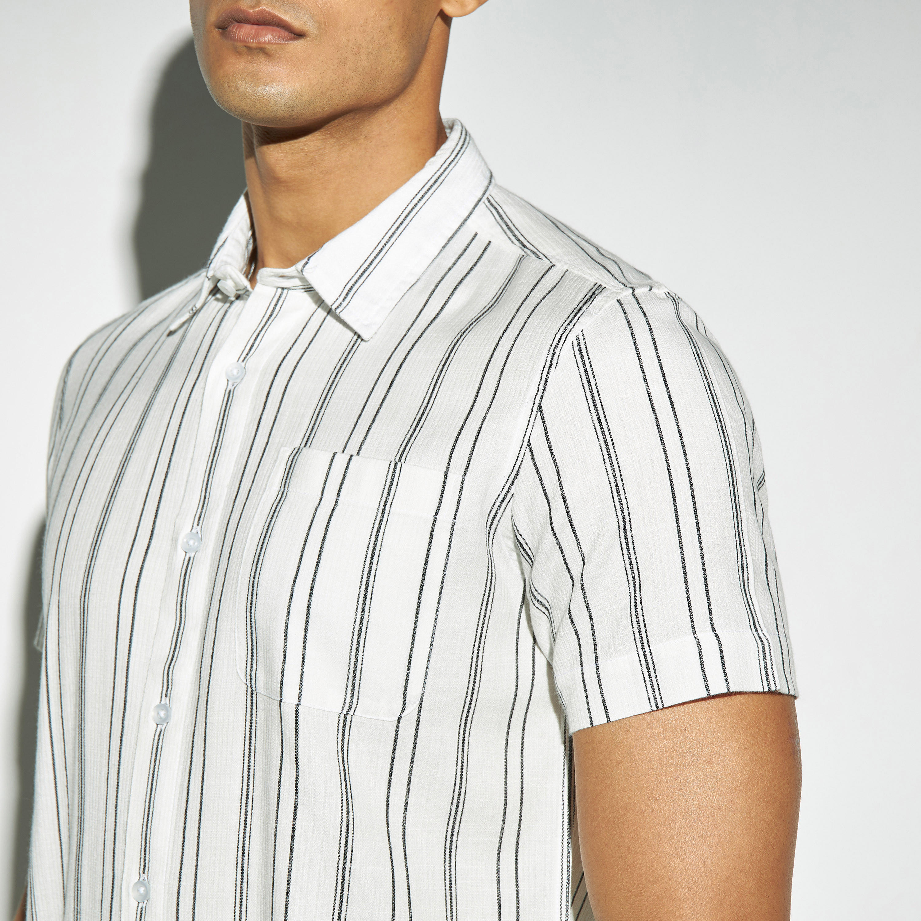قميص دوبي مقلّم بأكمام قصيرة وجيب-men-clothing-shirts-image-4