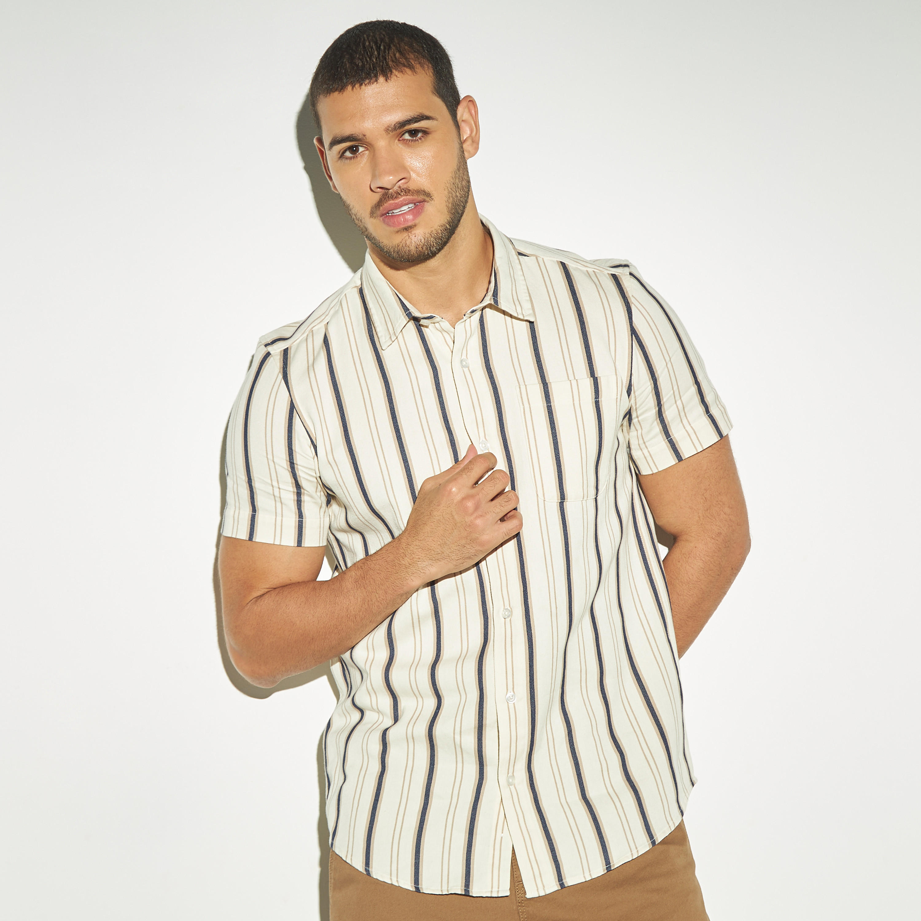 قميص دوبي مخطط بأكمام قصيرة وجيب-men-clothing-shirts-image-1