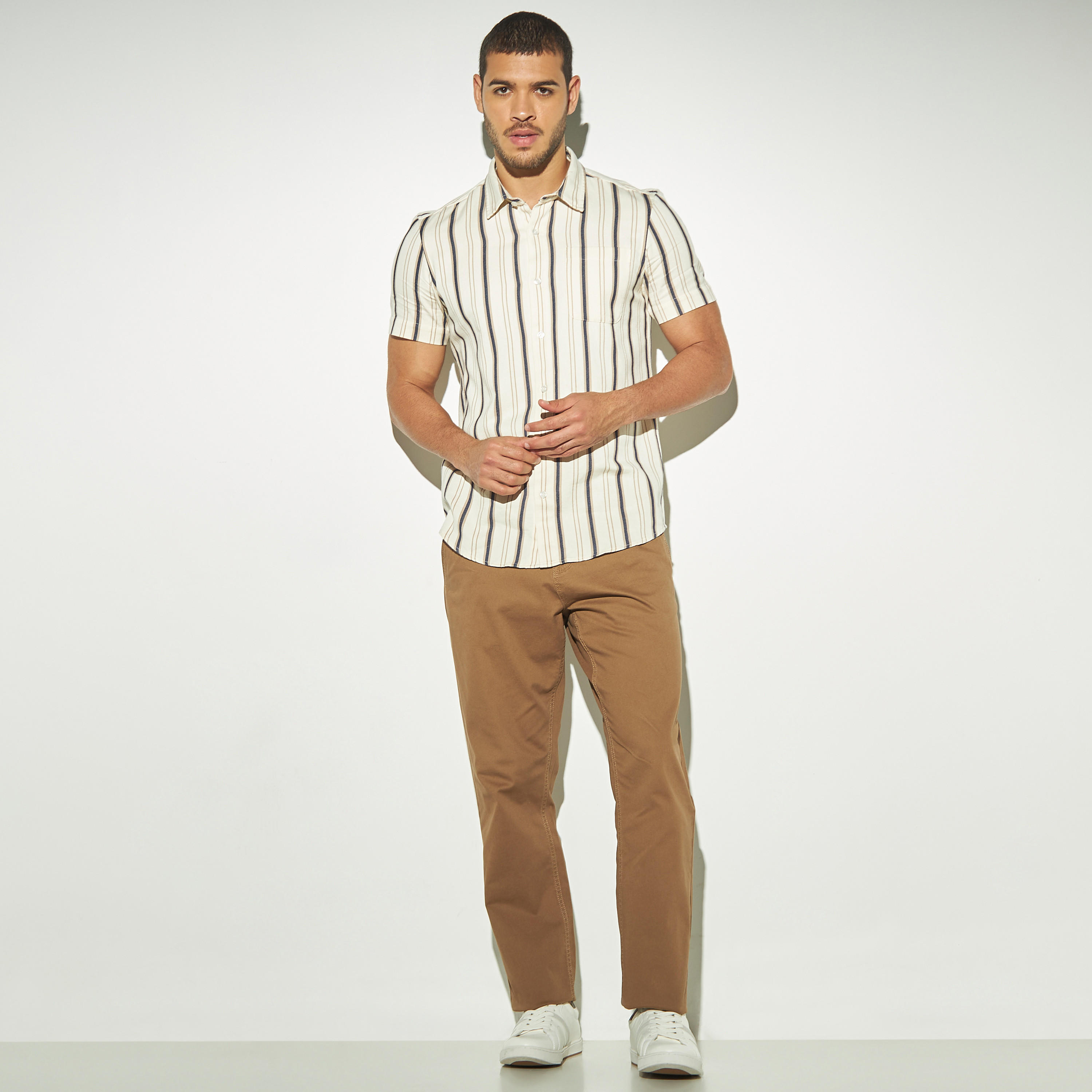 قميص دوبي مخطط بأكمام قصيرة وجيب-men-clothing-shirts-image-2